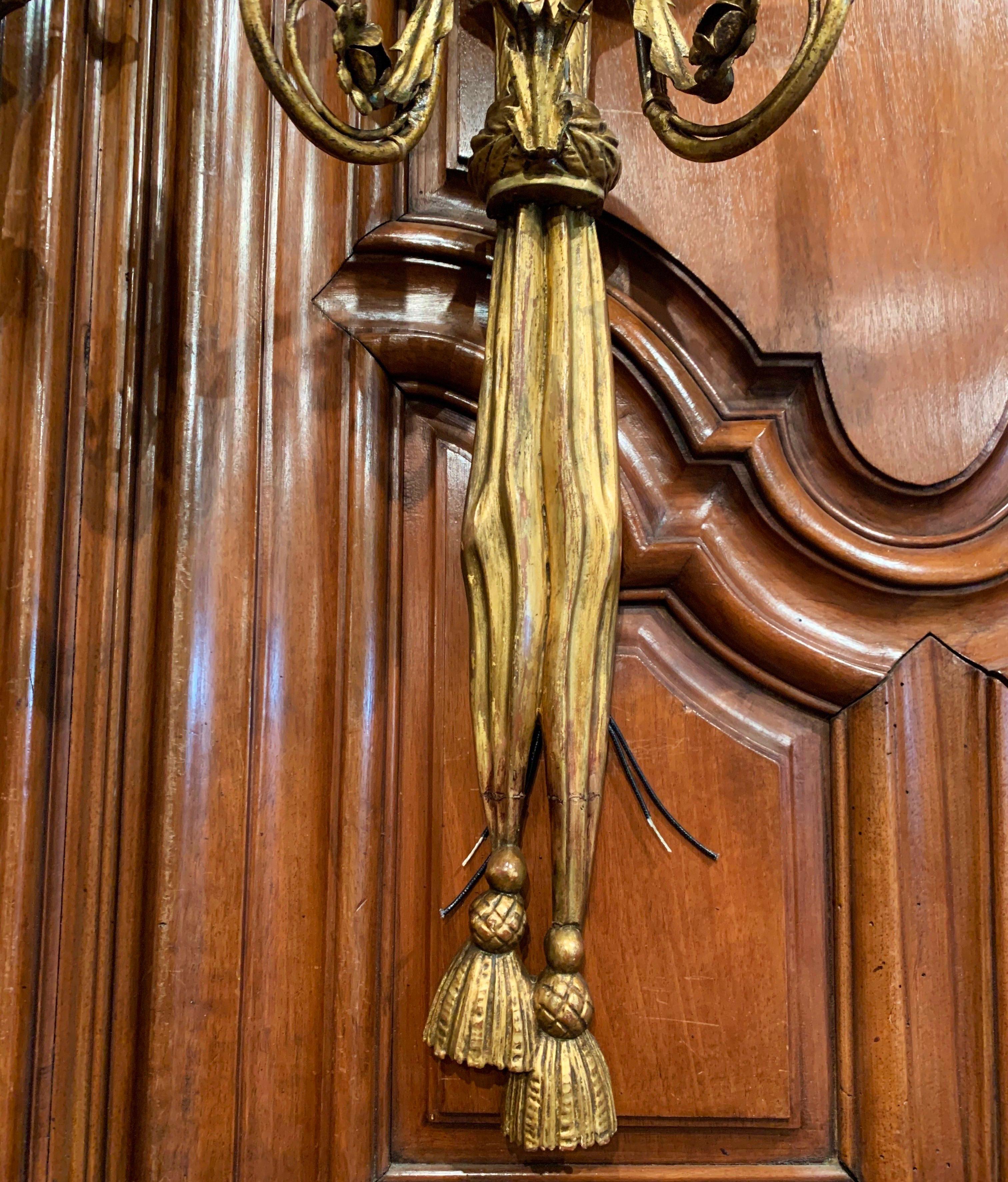Paire d'appliques à deux lumières en bois doré sculpté Louis XVI du 19ème siècle français en vente 1