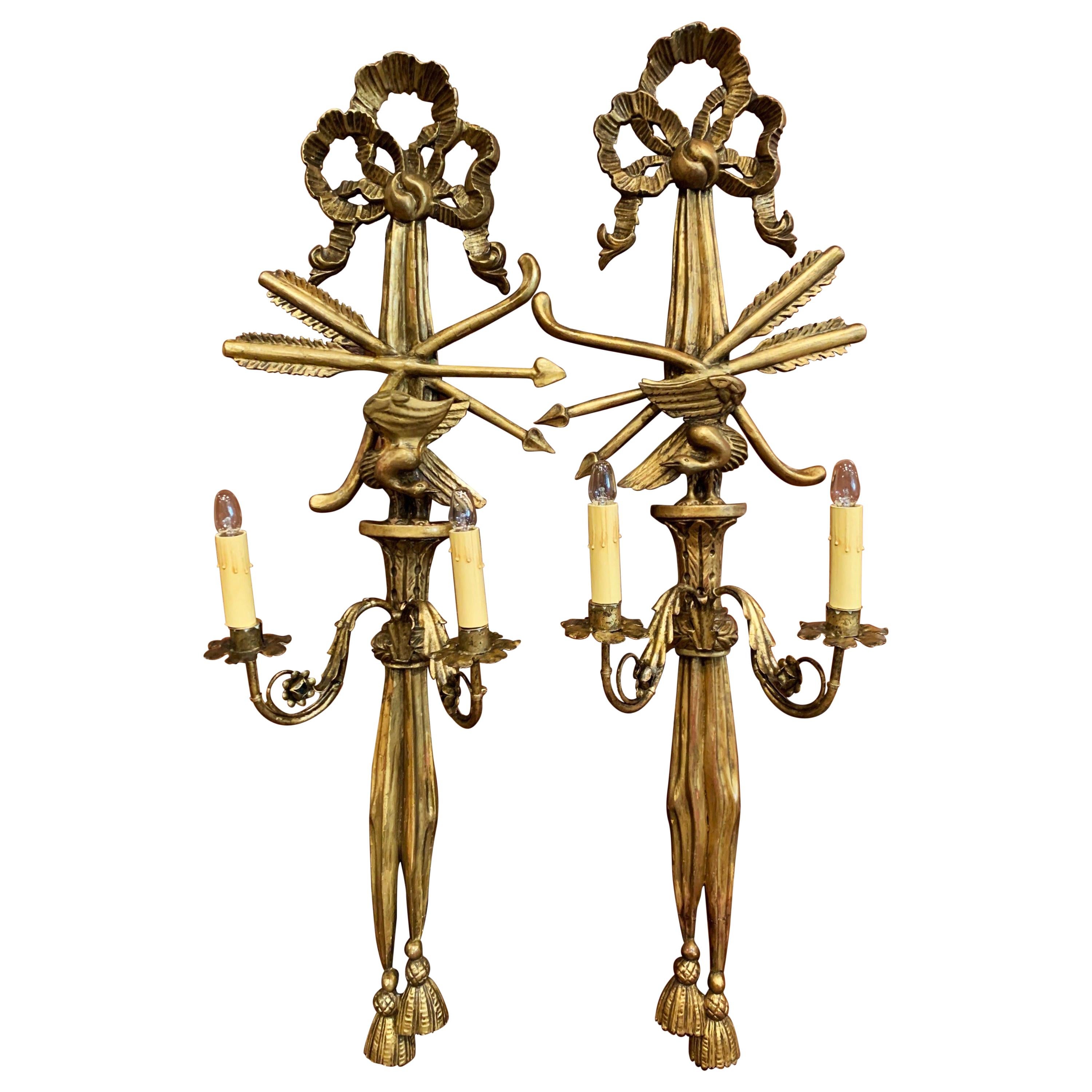 Paire d'appliques à deux lumières en bois doré sculpté Louis XVI du 19ème siècle français