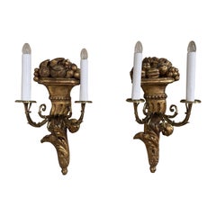 Coppia di lampade da parete a due luci in legno dorato intagliato Luigi XVI del XIX secolo