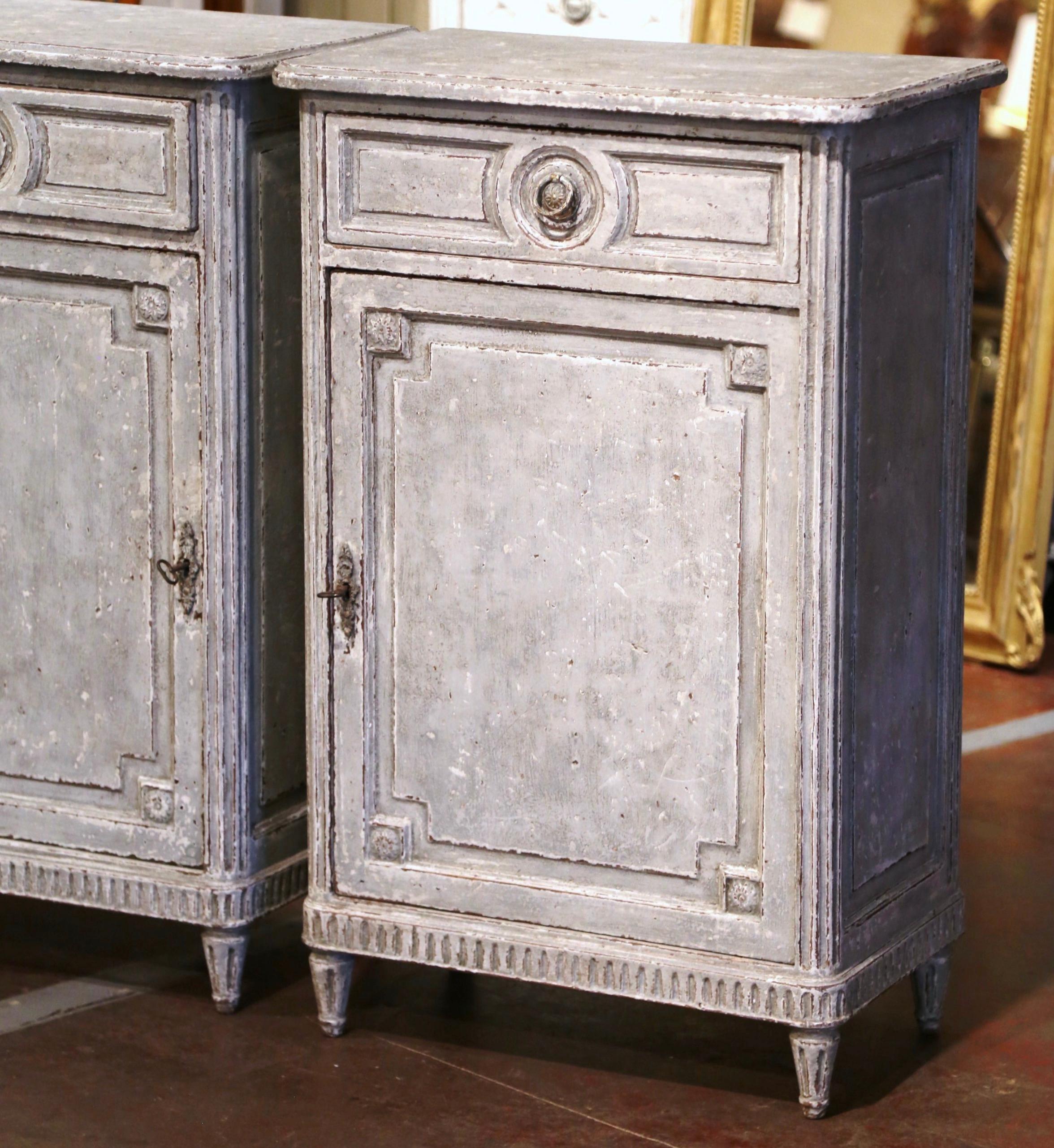 Paire d'armoires à gelée sculptées et peintes à la main de style Louis XVI du 19ème siècle français Excellent état - En vente à Dallas, TX
