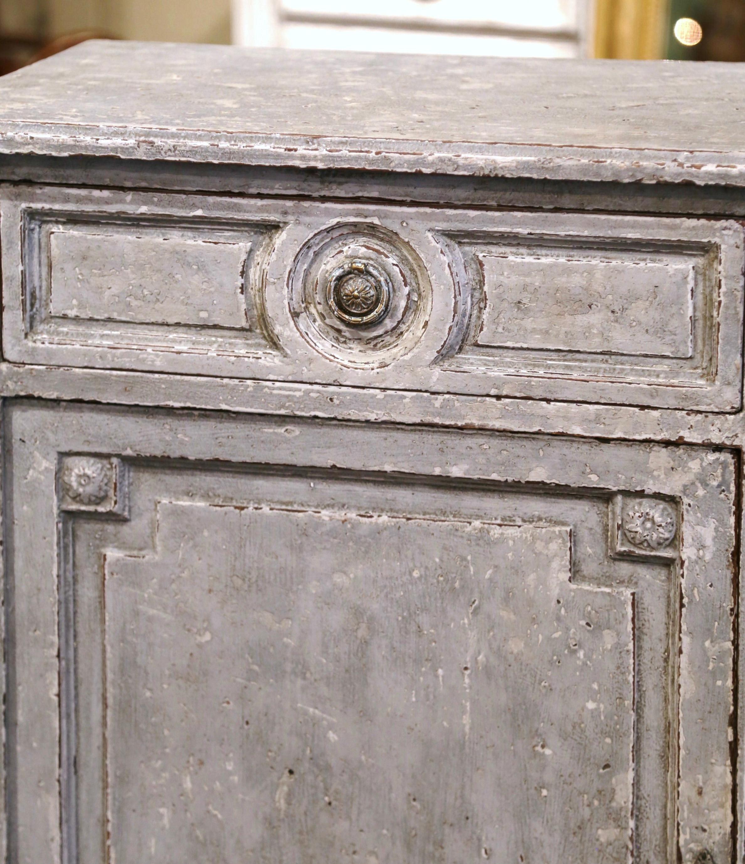 Chêne Paire d'armoires à gelée sculptées et peintes à la main de style Louis XVI du 19ème siècle français en vente