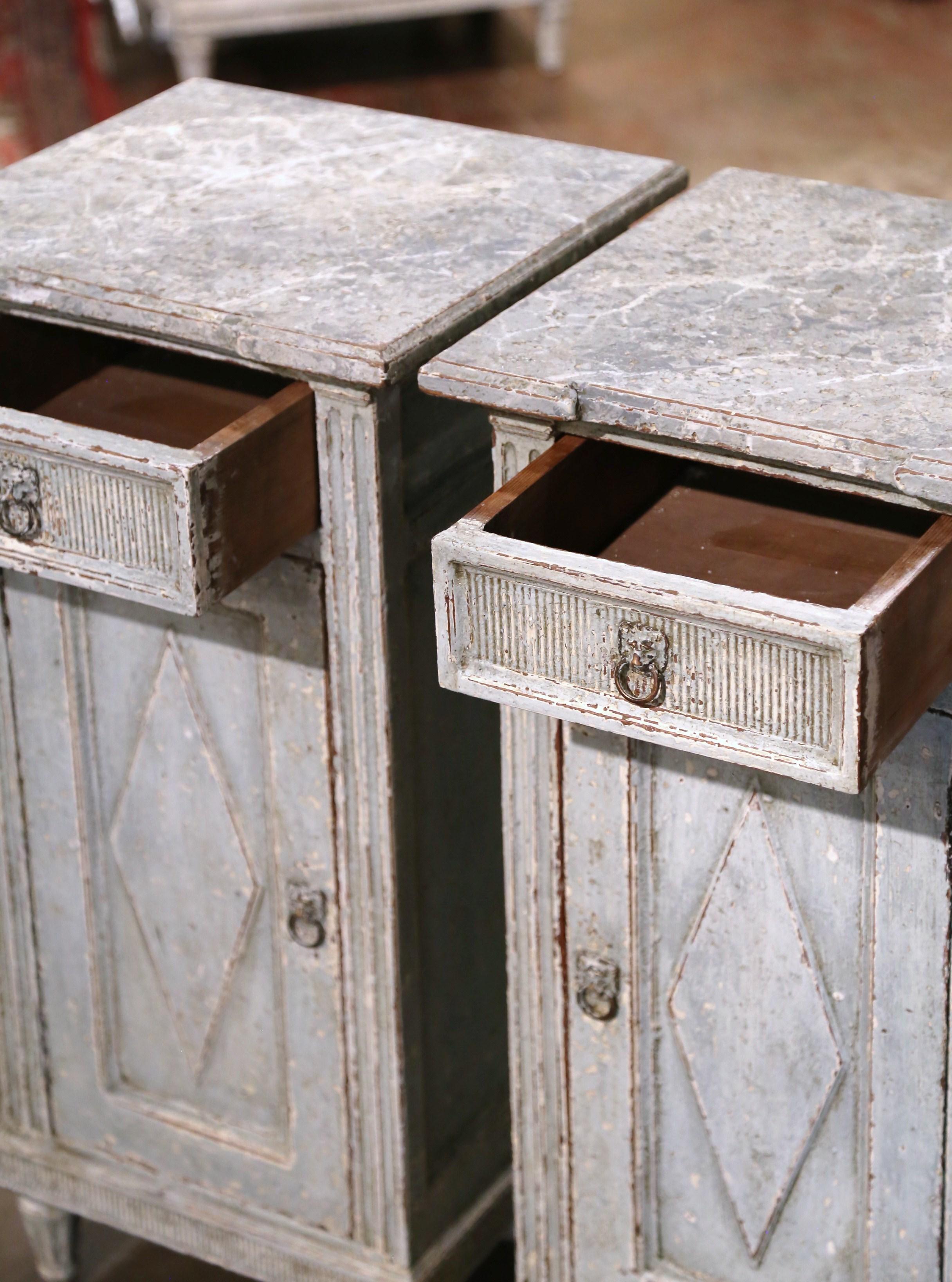 Paire de tables de chevet françaises Louis XVI du 19ème siècle sculptées et peintes 3