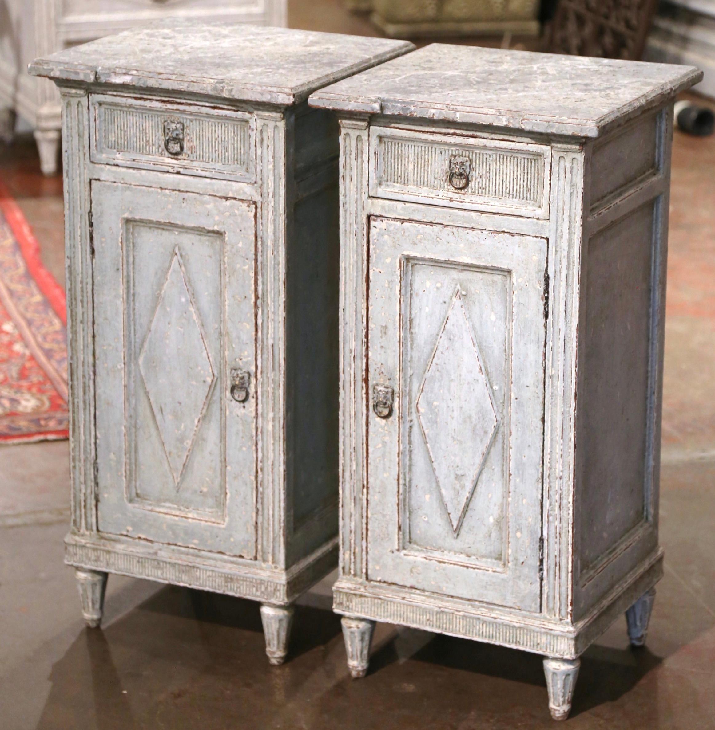 Complétez votre chambre à coucher avec cette élégante paire de tables de chevet anciennes ; fabriquées en France, vers 1880, chaque meuble assorti avec une porte droite et une porte gauche, repose sur des pieds fuselés et cannelés au-dessus d'un