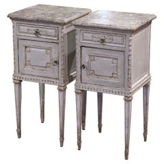 Paire de tables de chevet françaises Louis XVI du 19ème siècle sculptées et peintes