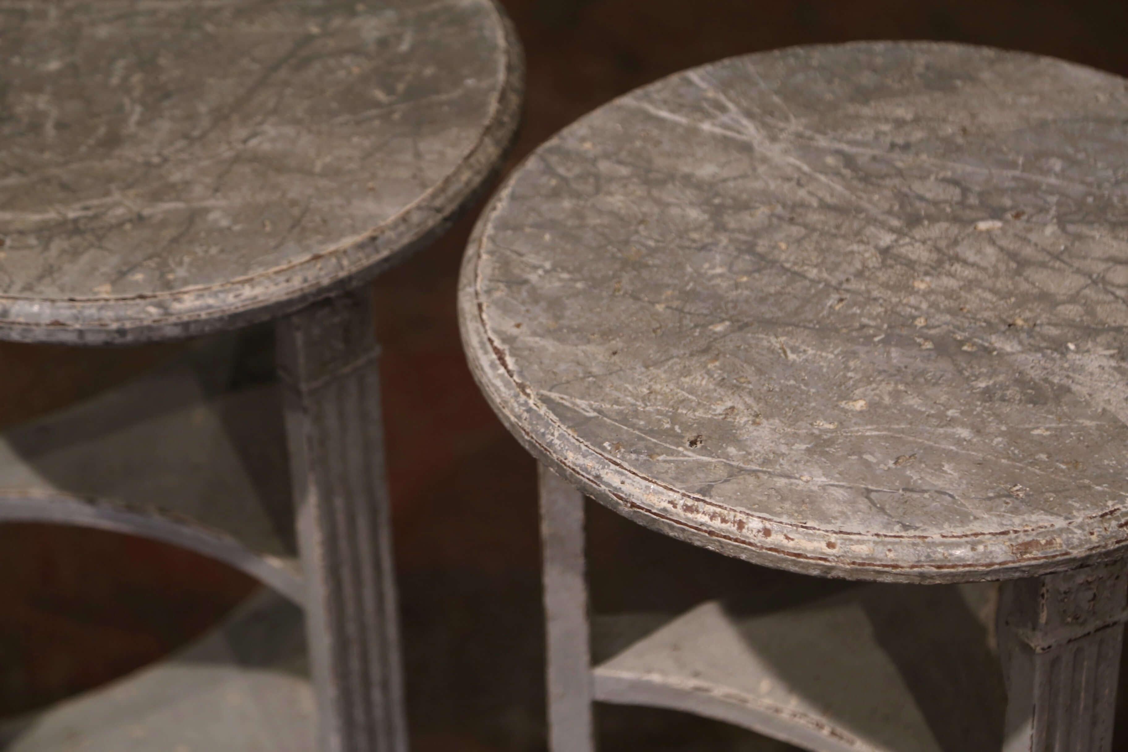 Paire de tables Louis XVI du 19ème siècle françaises sculptées et peintes avec plateau en faux marbre en vente 1
