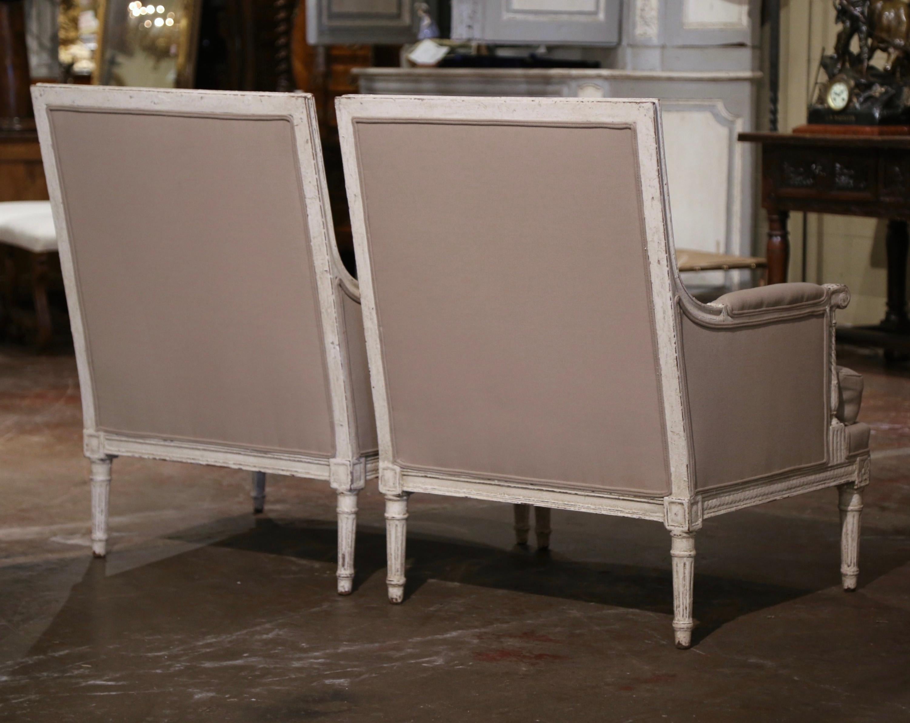 Paire de fauteuils Louis XVI du 19ème siècle français sculptés et peints en vente 3