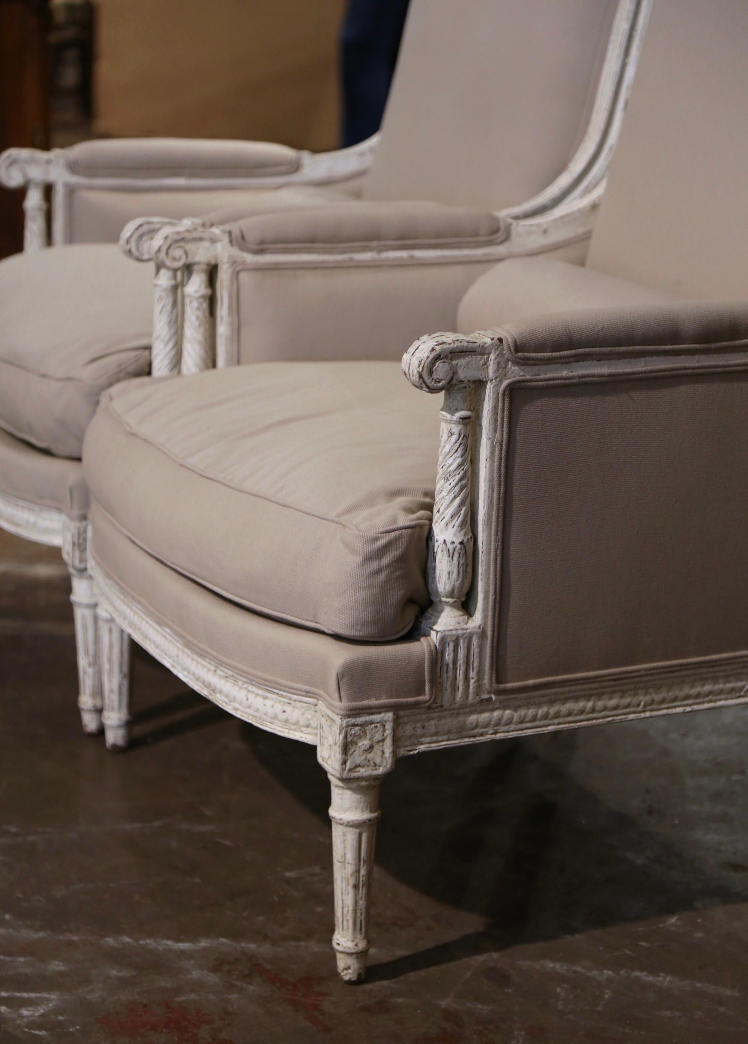 Sculpté à la main Paire de fauteuils Louis XVI du 19ème siècle français sculptés et peints en vente