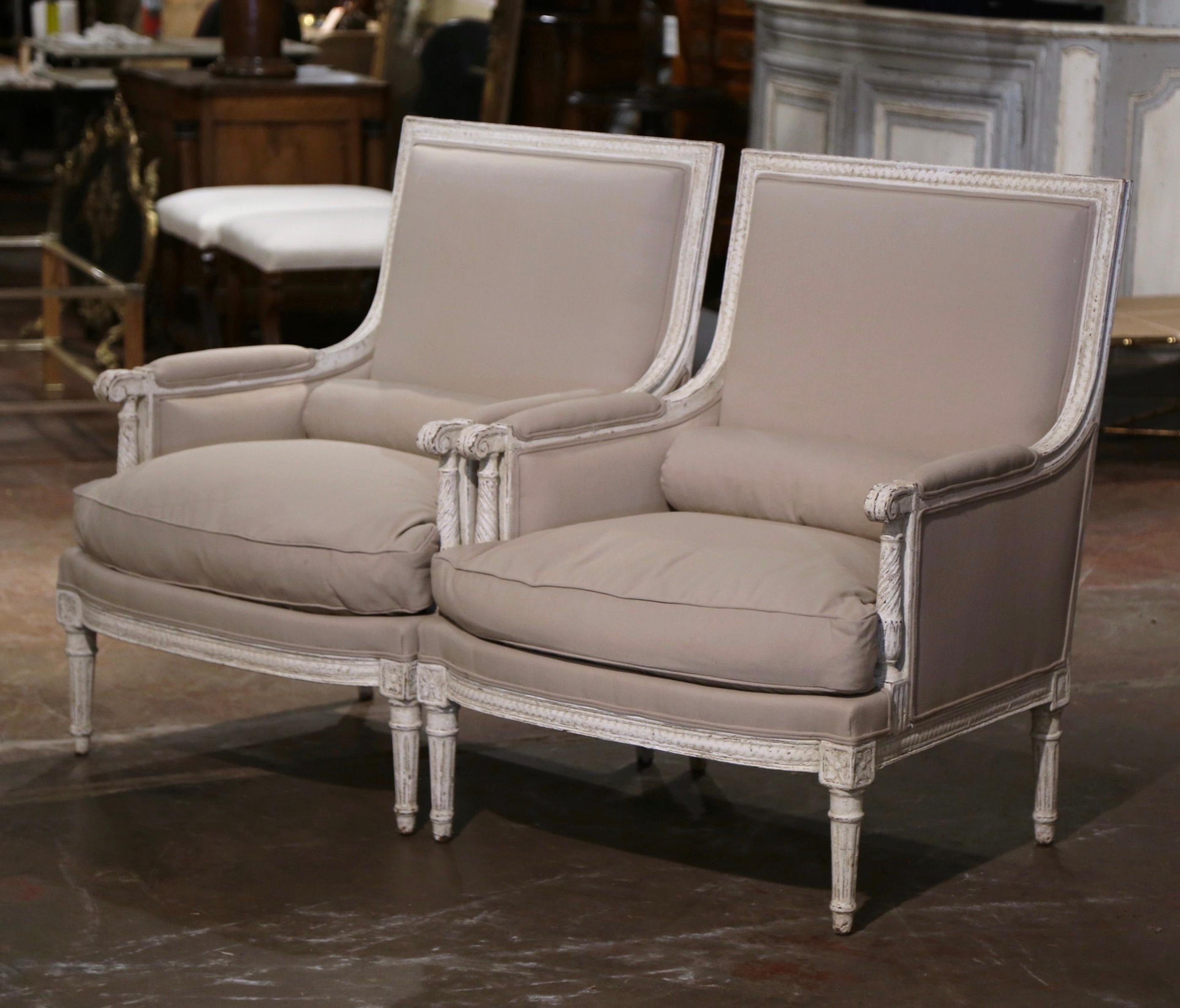 Paire de fauteuils Louis XVI du 19ème siècle français sculptés et peints Excellent état - En vente à Dallas, TX