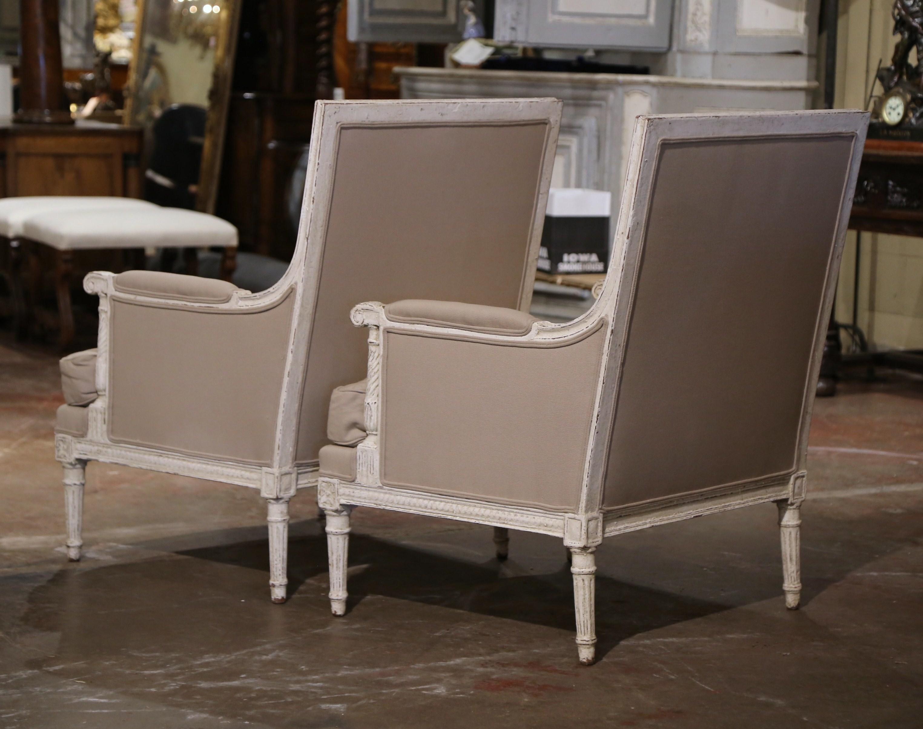 Paire de fauteuils Louis XVI du 19ème siècle français sculptés et peints en vente 1