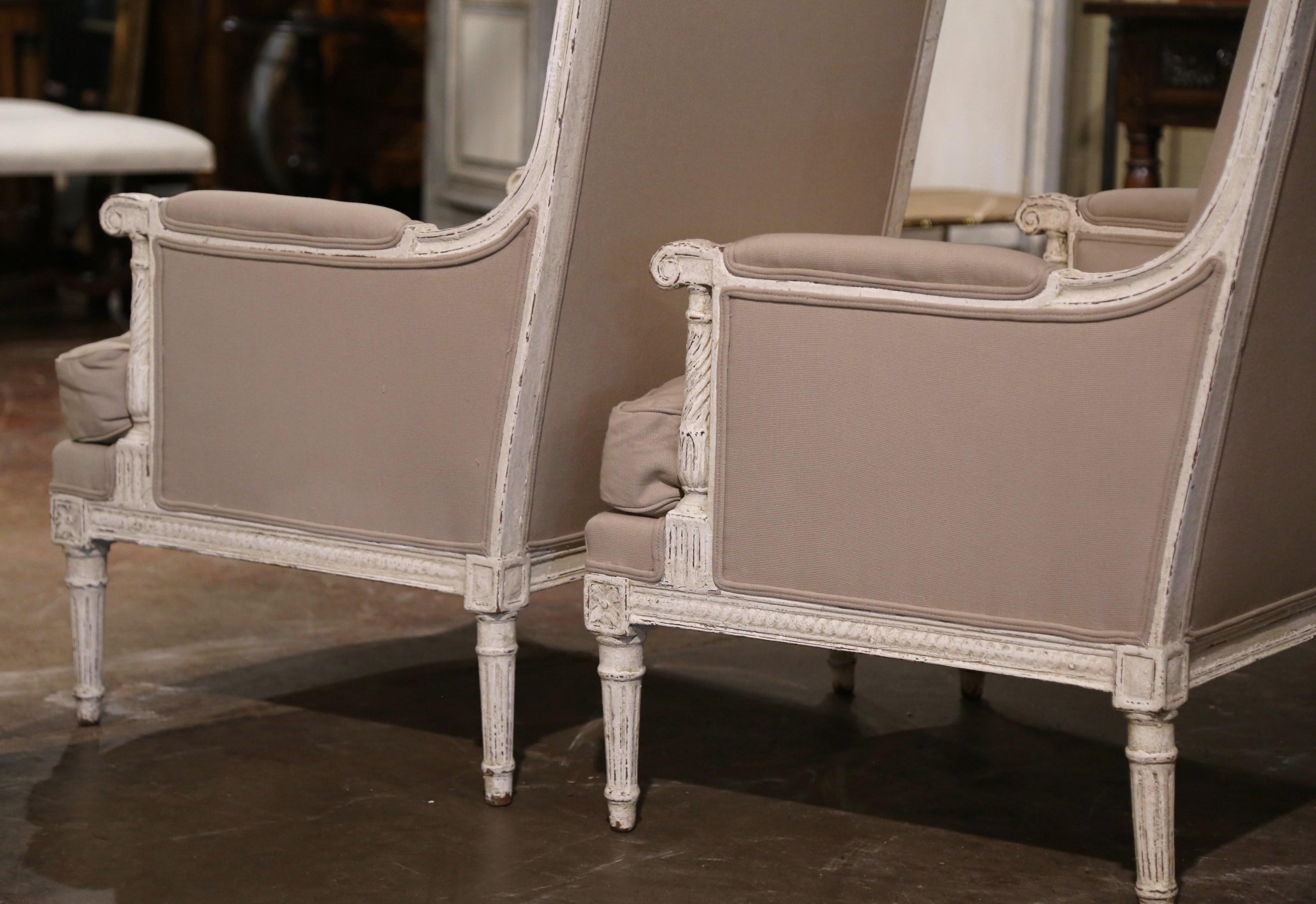 Paire de fauteuils Louis XVI du 19ème siècle français sculptés et peints en vente 2