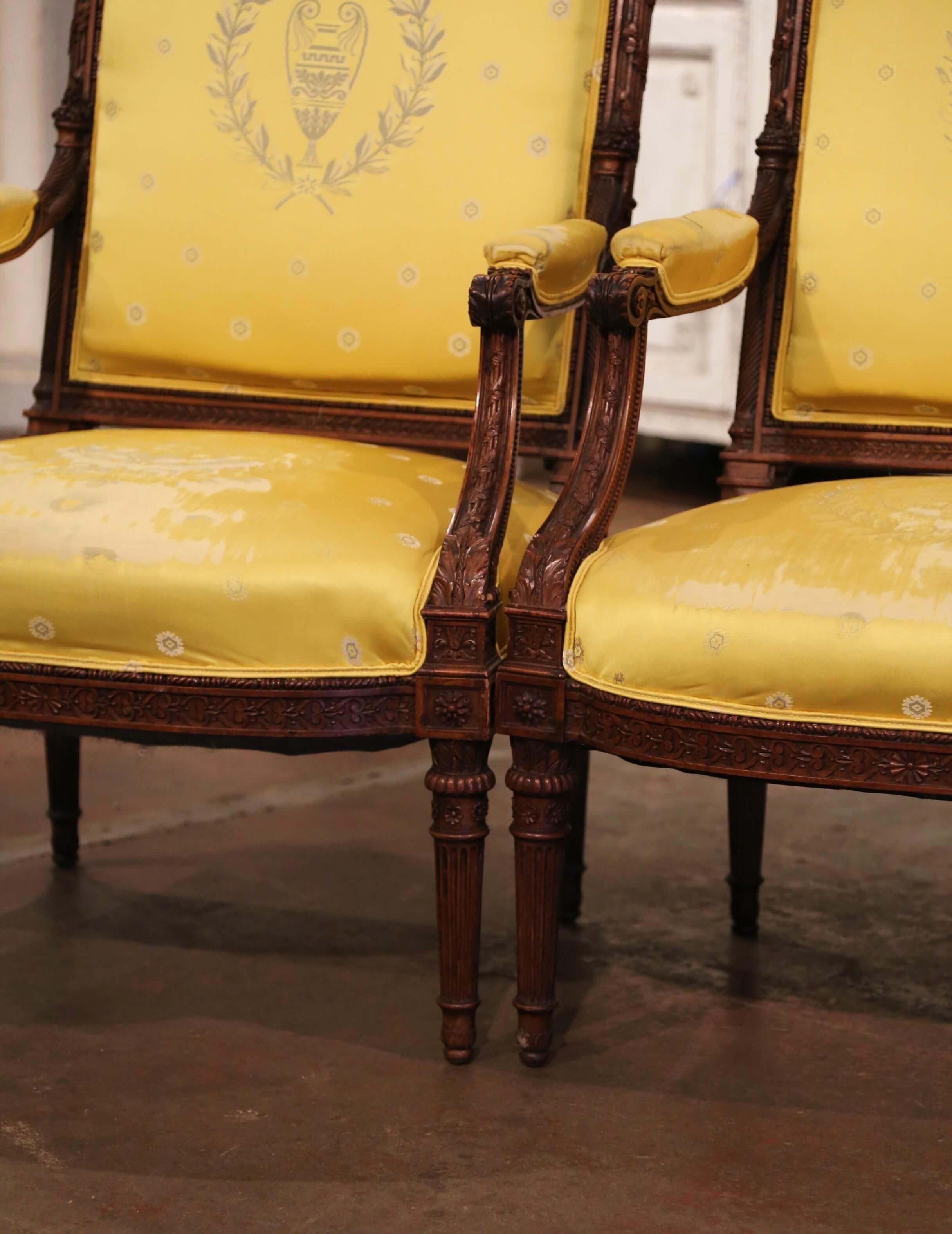 Completa il tuo salotto formale o il tuo studio con questa elegante coppia di poltrone antiche. Create in Francia, intorno al 1880, le grandi e classiche bergeres poggiano su gambe affusolate e scanalate intagliate su un grembiule a bombe. Ogni
