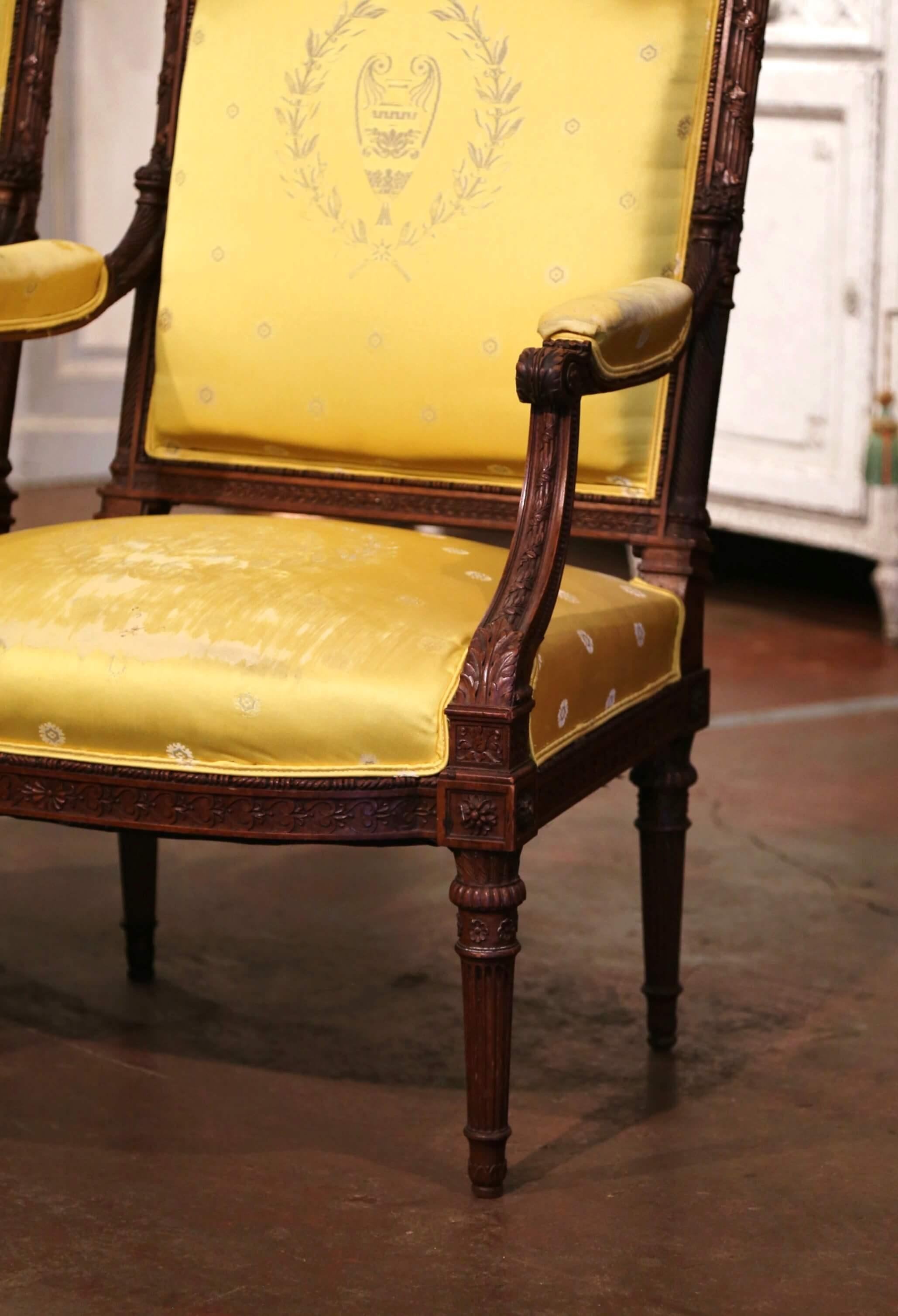 Coppia di poltrone Fauteuils francesi Luigi XVI intagliate in noce del XIX secolo In condizioni discrete in vendita a Dallas, TX