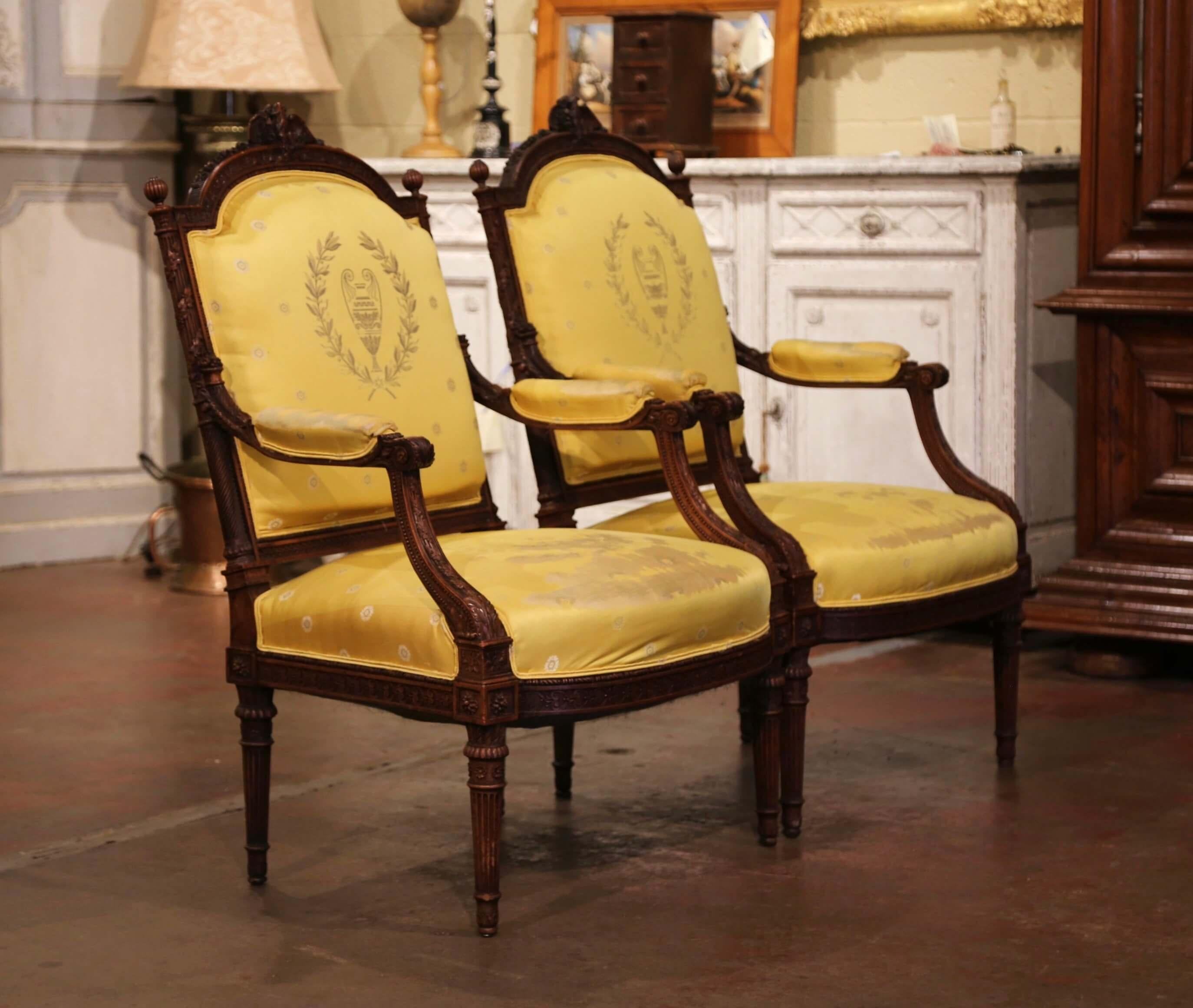 Seta Coppia di poltrone Fauteuils francesi Luigi XVI intagliate in noce del XIX secolo in vendita