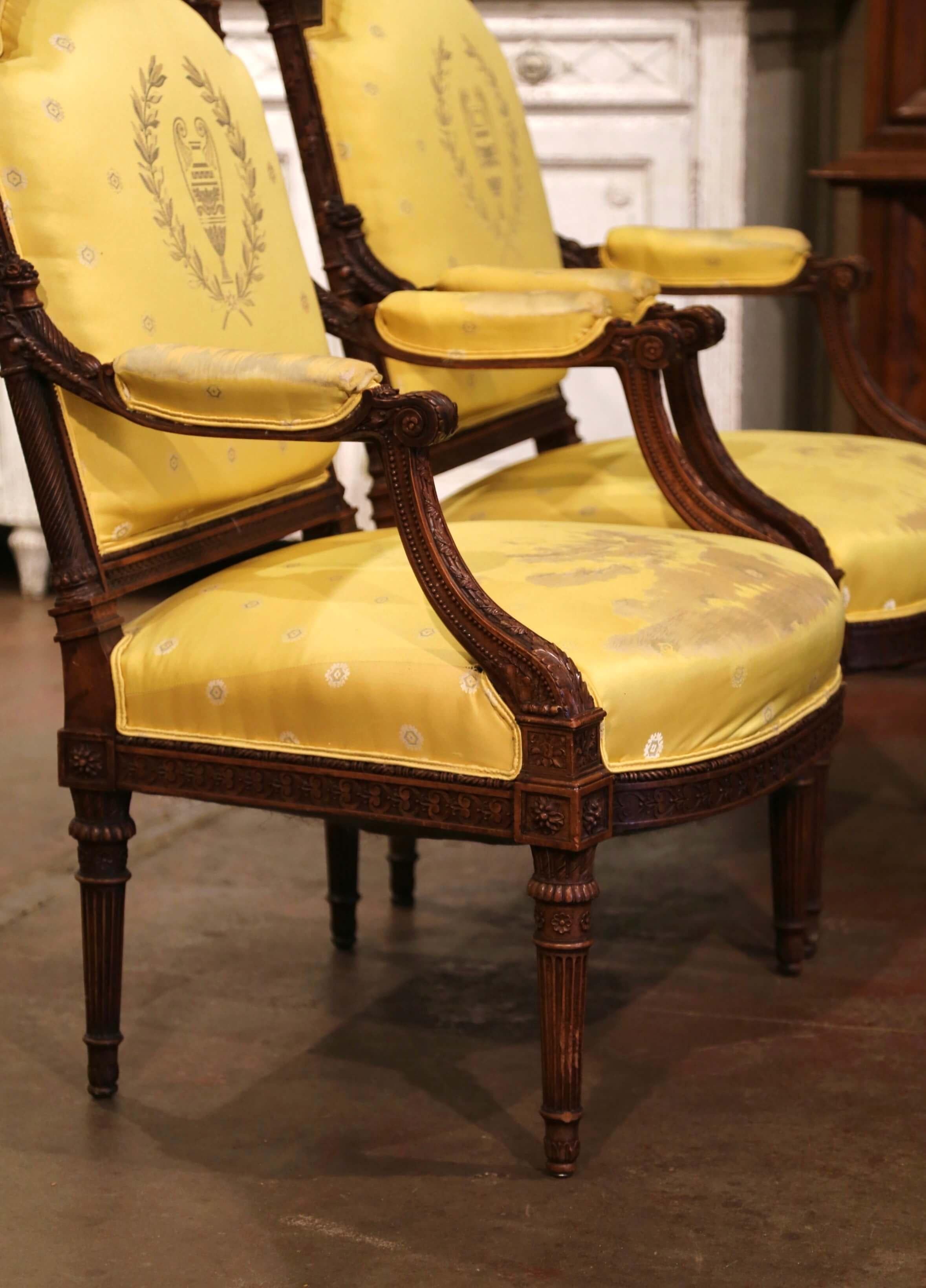 Coppia di poltrone Fauteuils francesi Luigi XVI intagliate in noce del XIX secolo in vendita 1