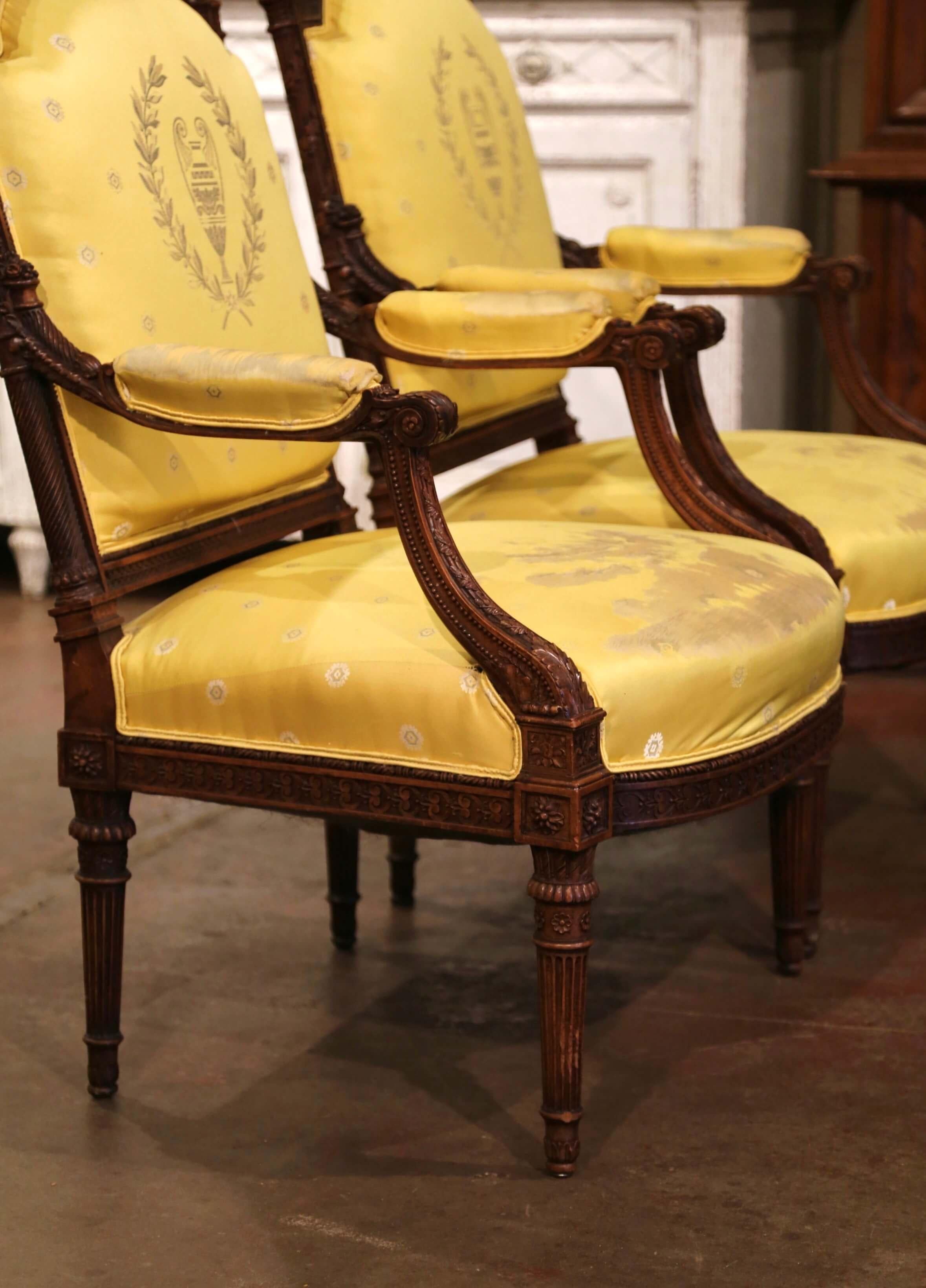 Paar französische Louis-XVI-Sessel mit Nussbaumschnitzerei aus dem 19. (Seide) im Angebot
