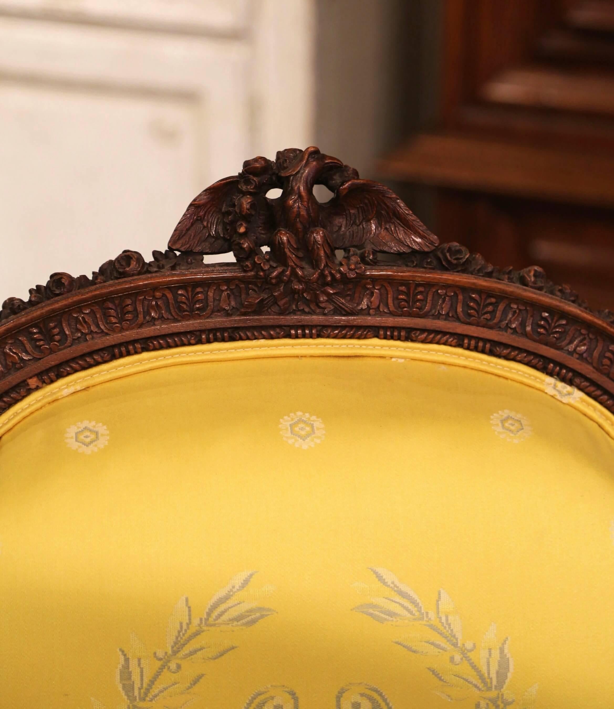 Paar französische Louis-XVI-Sessel mit Nussbaumschnitzerei aus dem 19. im Angebot 1