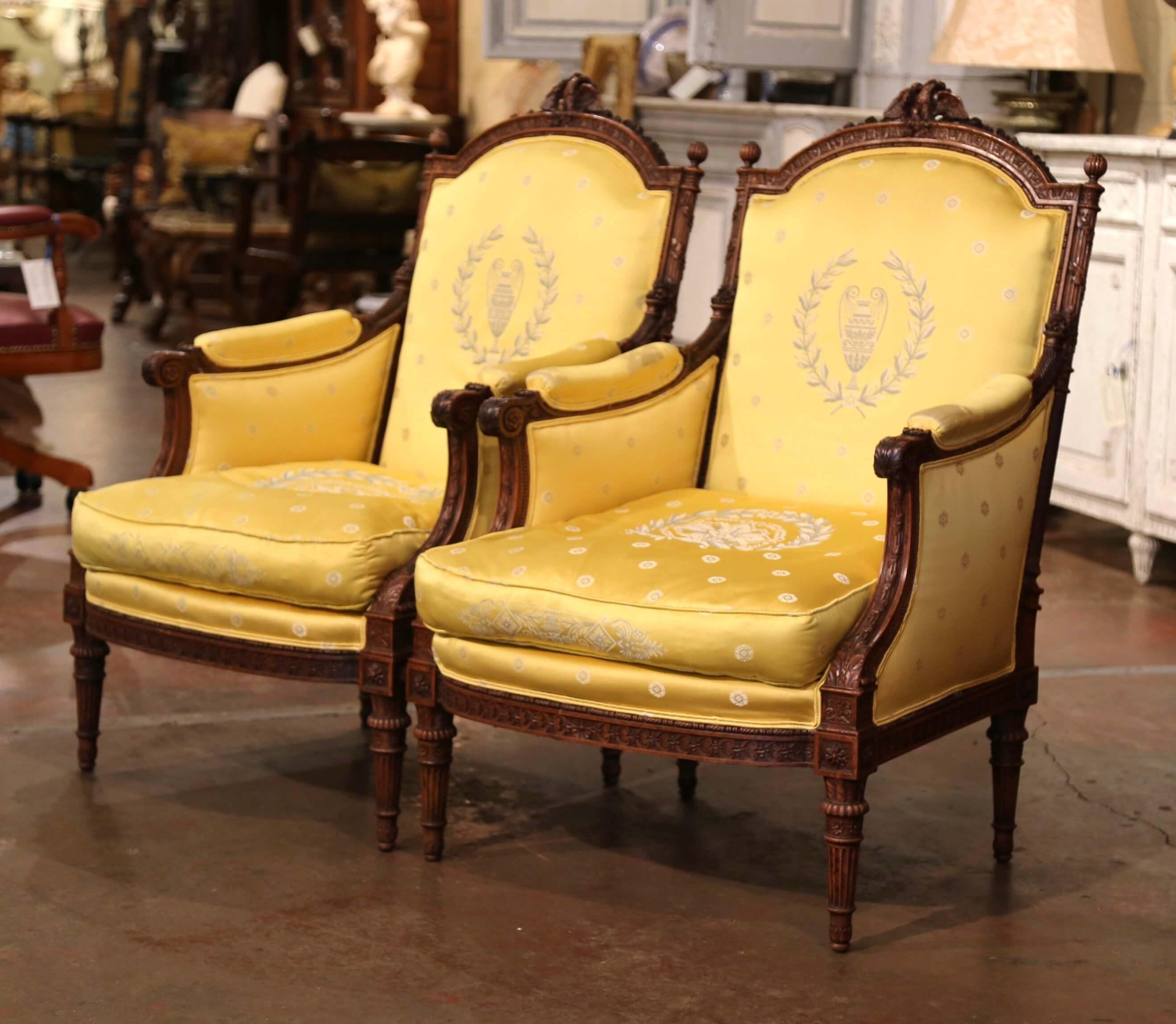 Complétez votre salon formel ou votre DEN avec cette élégante paire de fauteuils anciens. Créées en France vers 1880, ces grandes bergères classiques reposent sur des pieds fuselés et cannelés sculptés, surmontés d'un tablier en bombe. Chaque