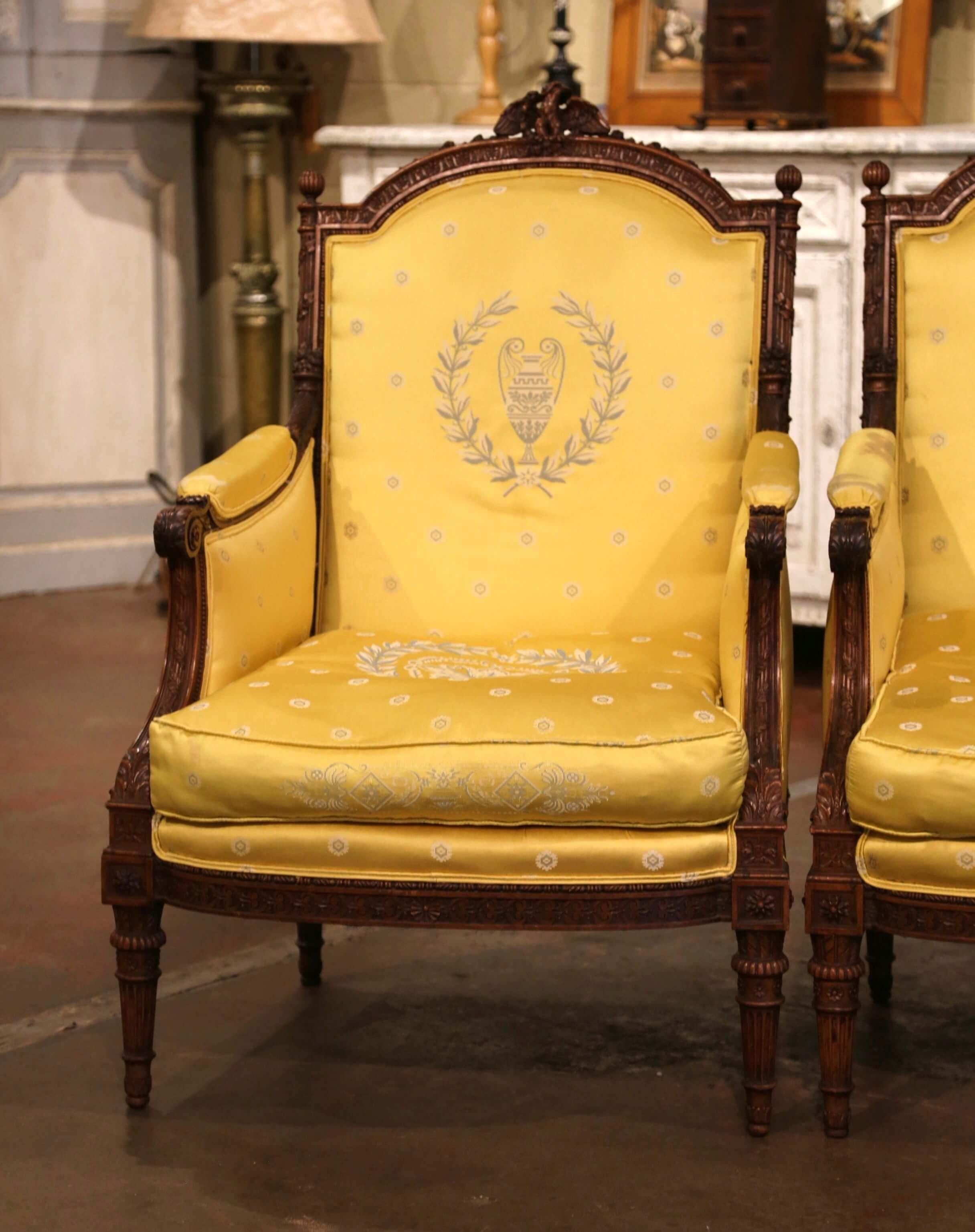 Français Paire de fauteuils à oreilles en noyer sculpté Louis XVI du XIXe siècle en vente