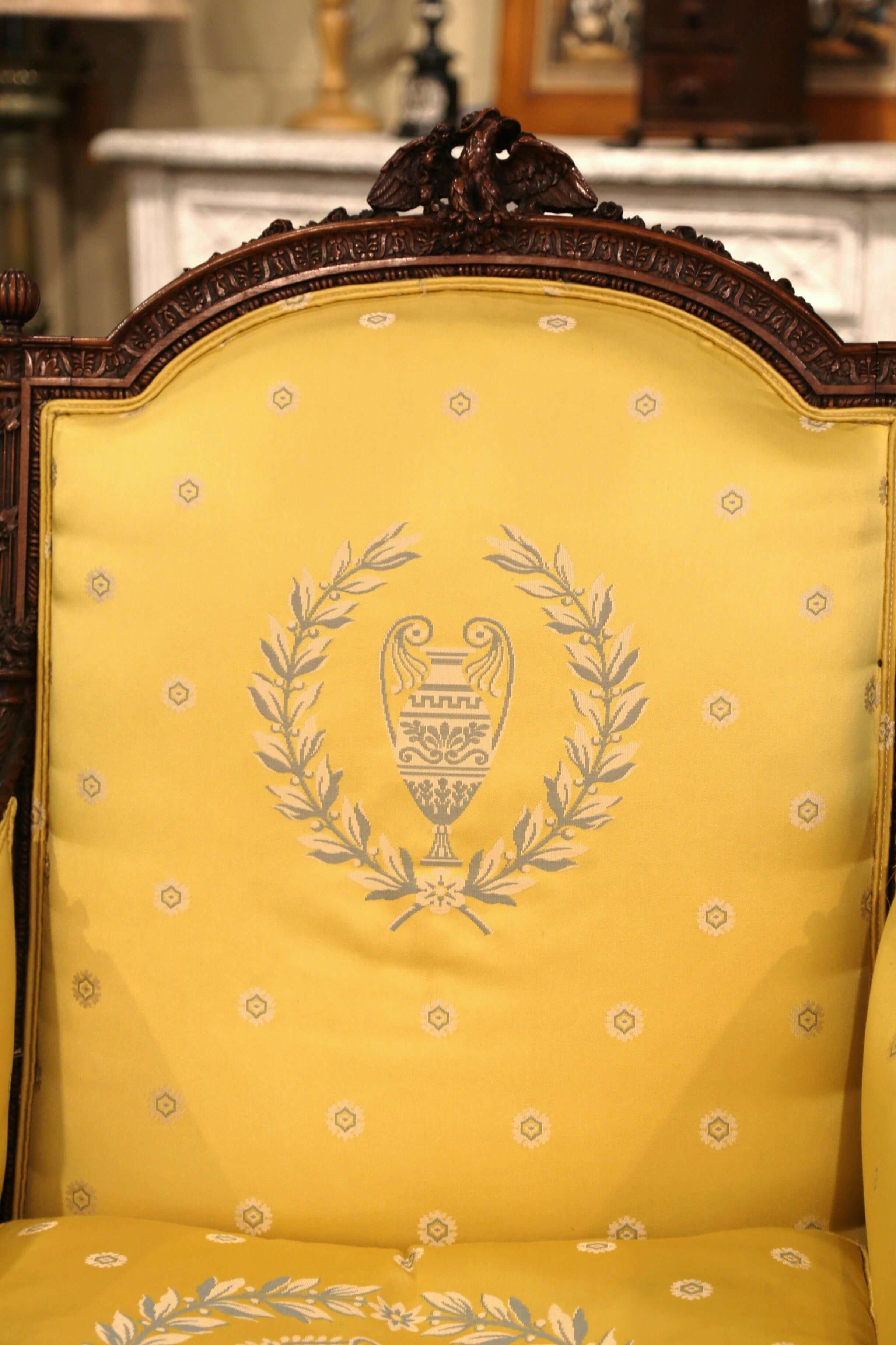 Soie Paire de fauteuils à oreilles en noyer sculpté Louis XVI du XIXe siècle en vente