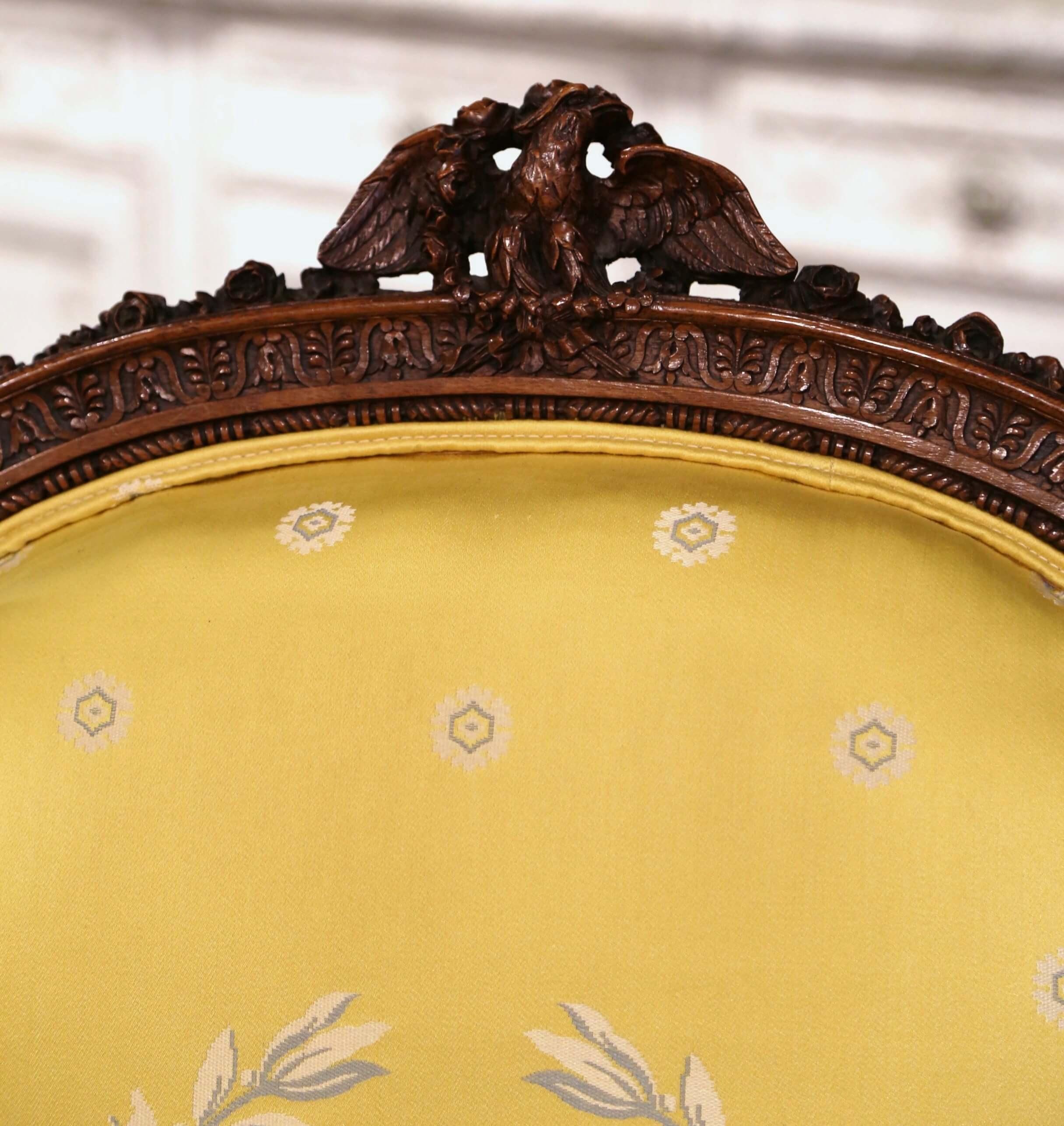 Coppia di poltrone alate in legno di noce intagliato Luigi XVI del XIX secolo in vendita 1