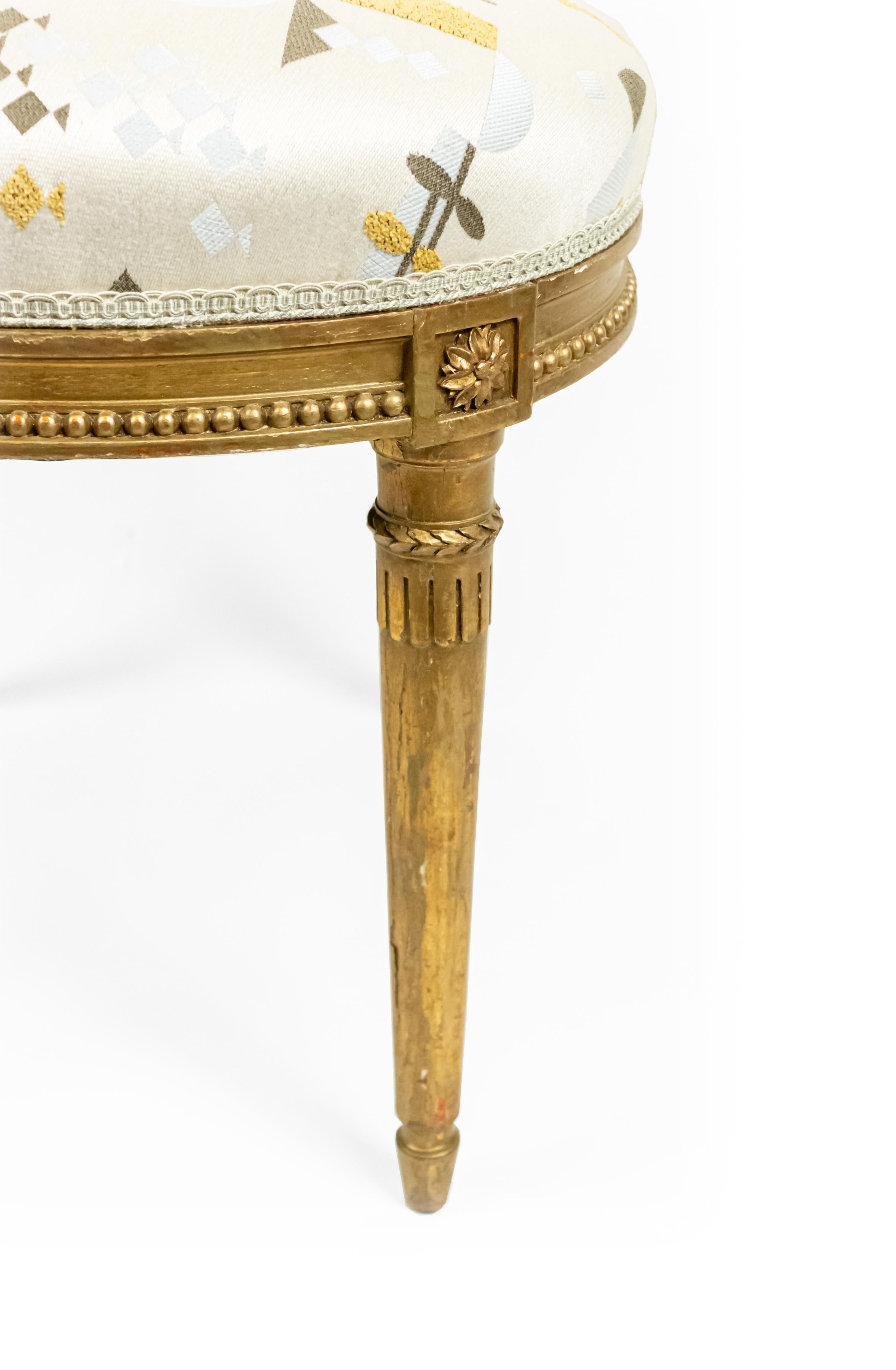 Sculpté Paire de chaises d'appoint françaises de style Louis XVI dorées du 19ème siècle  en vente