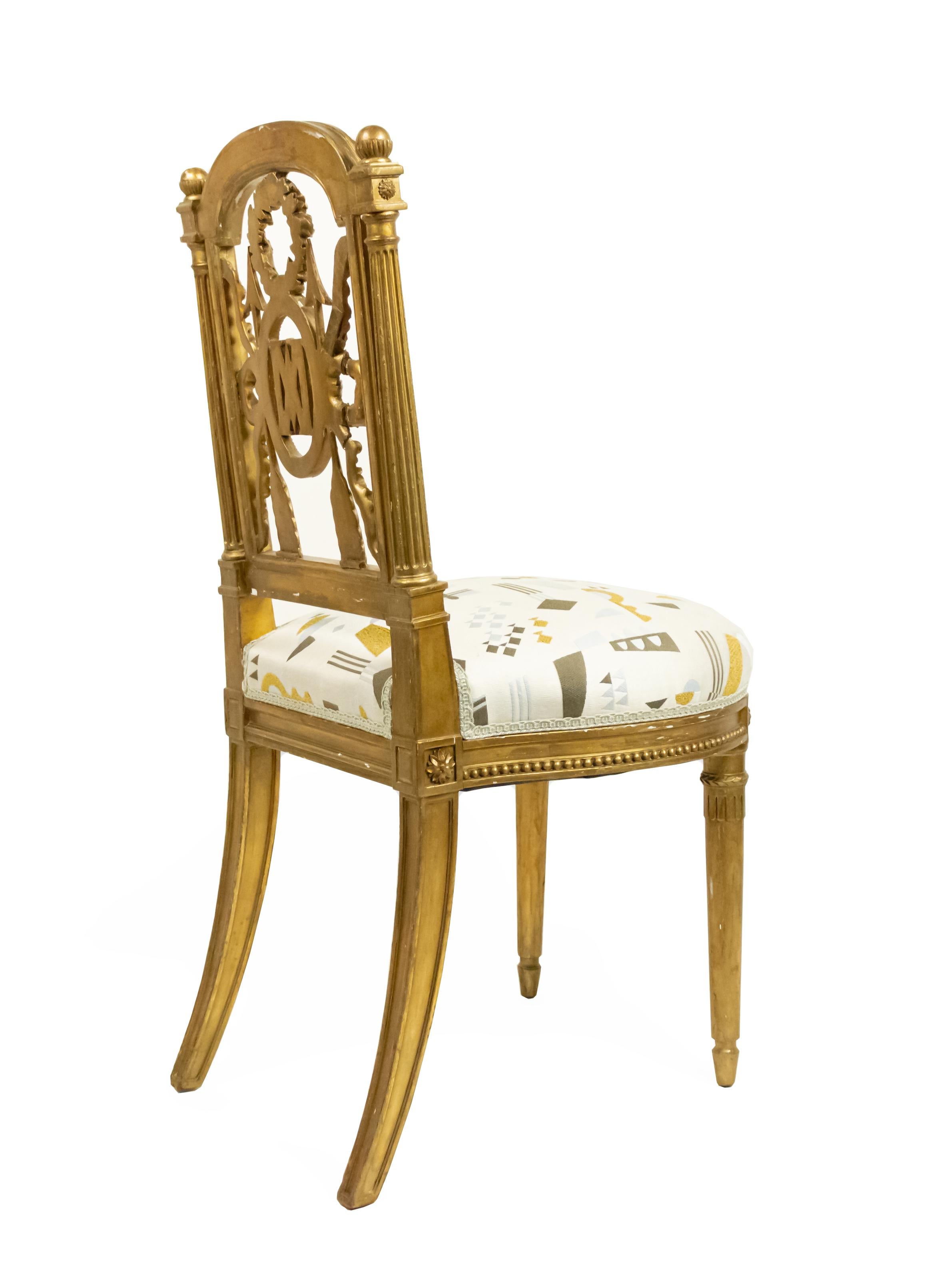Paire de chaises d'appoint françaises de style Louis XVI dorées du 19ème siècle  en vente 2