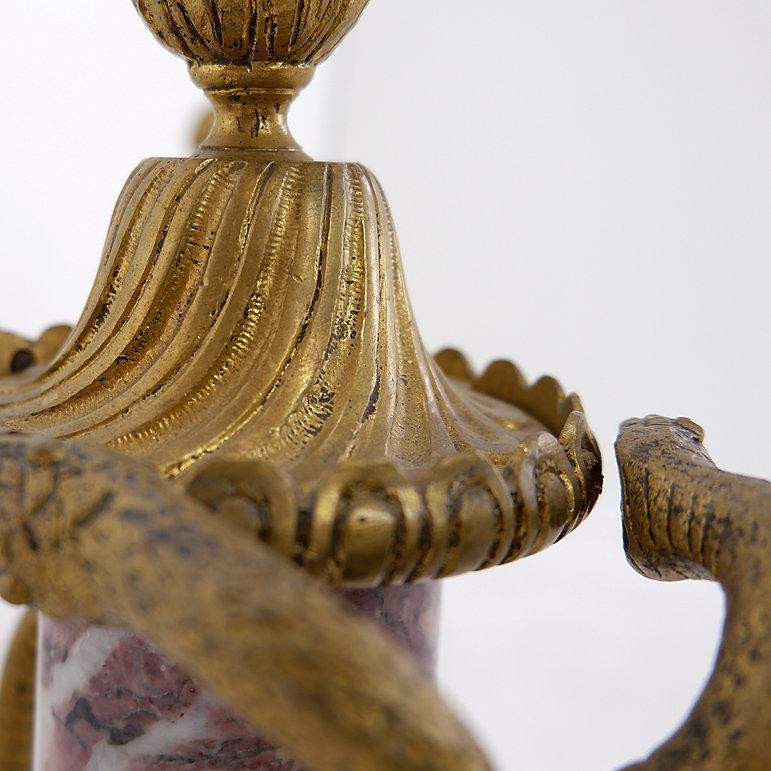 Paar französische Louis-XVI- Cassolettes aus Marmor und Bronze des 19. Jahrhunderts (Europäisch) im Angebot