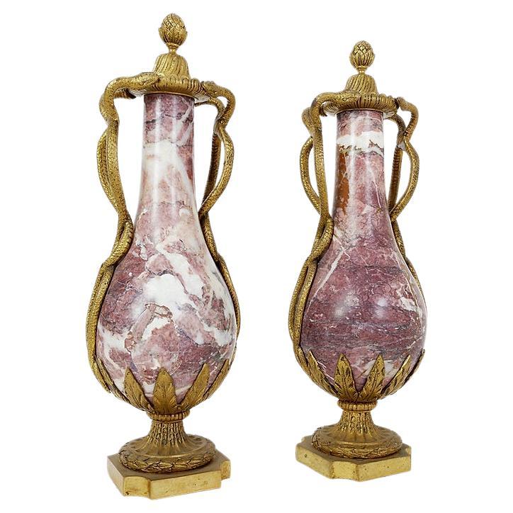Paar französische Louis-XVI- Cassolettes aus Marmor und Bronze des 19. Jahrhunderts im Angebot