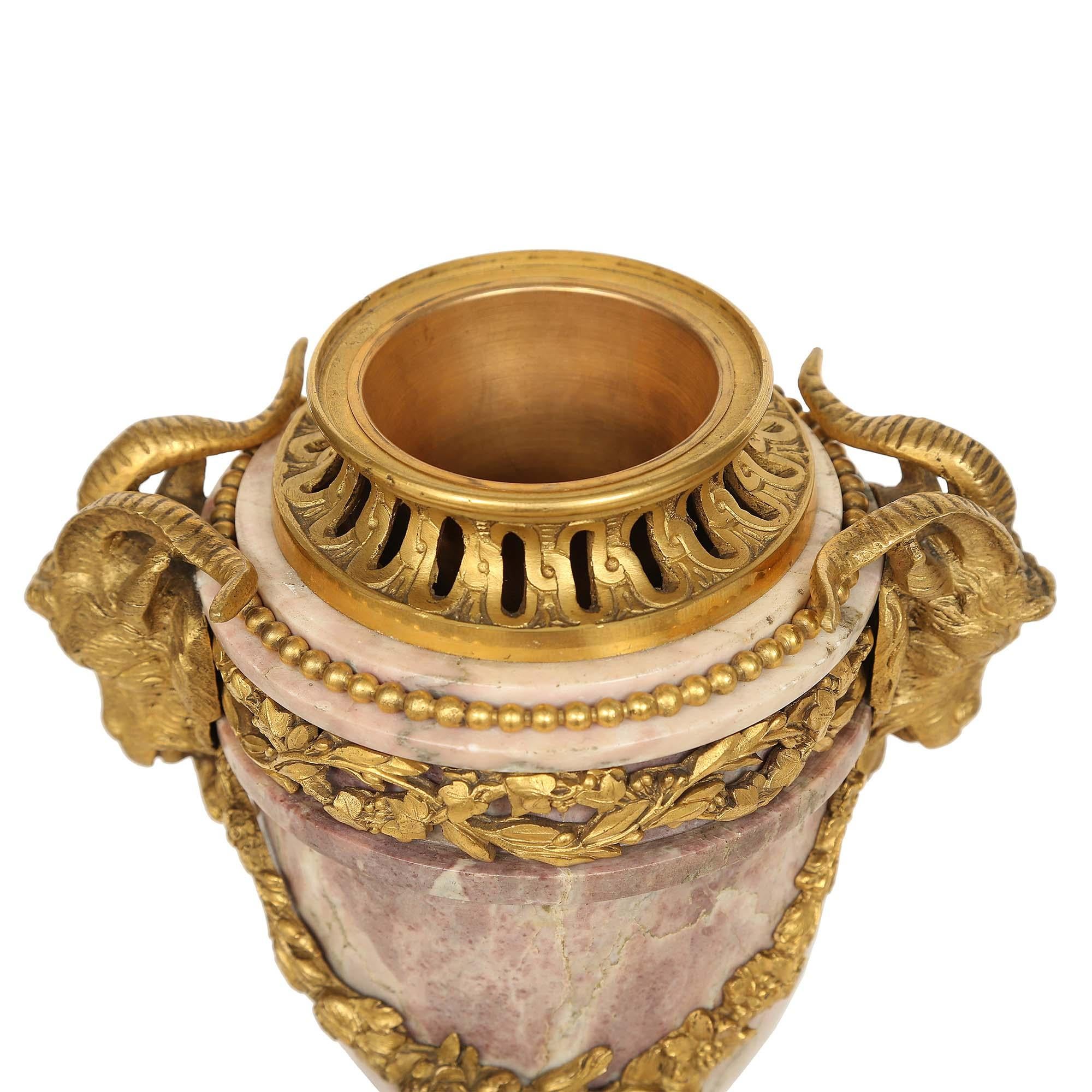 Paar französische Louis XVI St. Bréche Violette-Marmor-Kaskasoletten aus dem 19. Jahrhundert im Zustand „Gut“ im Angebot in West Palm Beach, FL