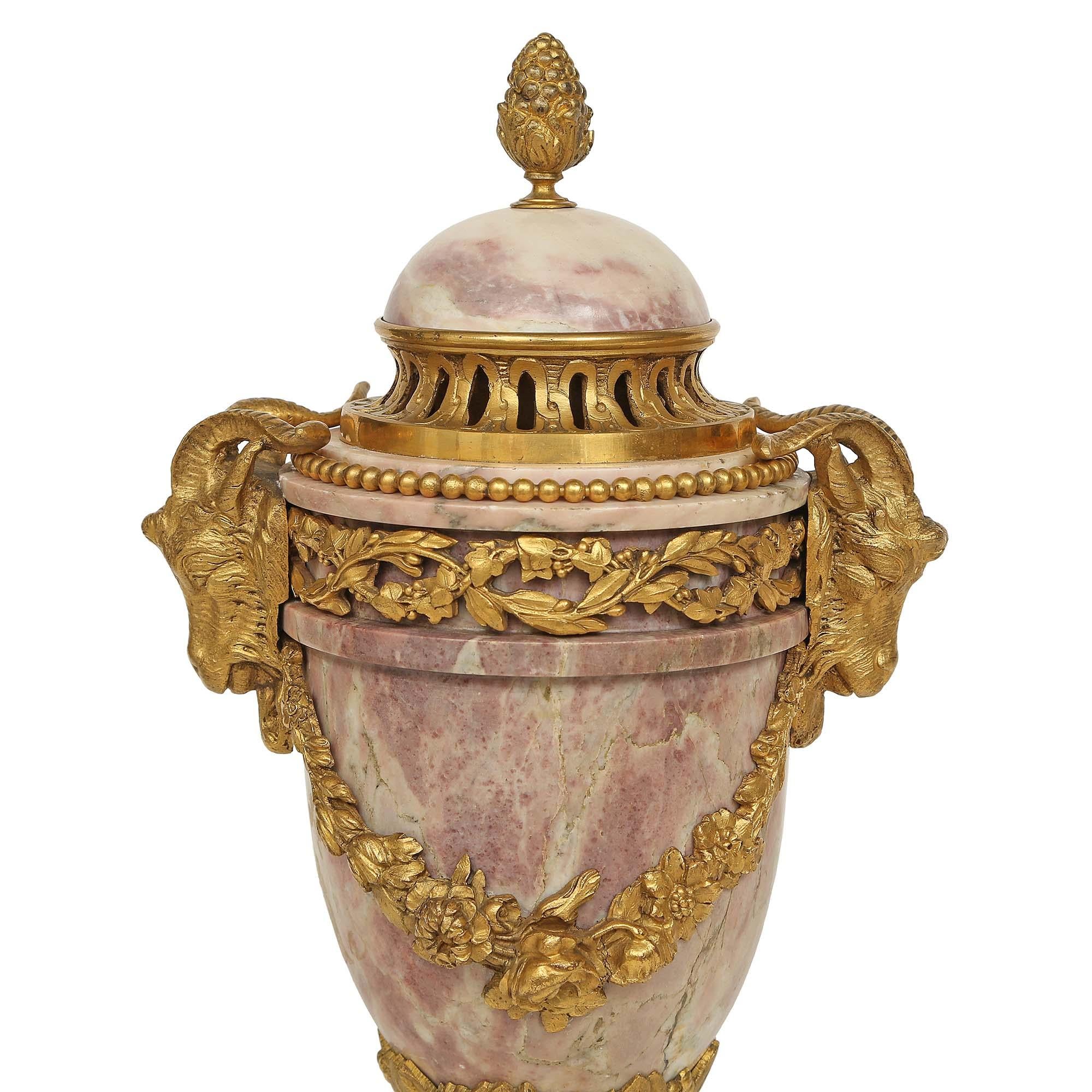 Paar französische Louis XVI St. Bréche Violette-Marmor-Kaskasoletten aus dem 19. Jahrhundert (Goldbronze) im Angebot