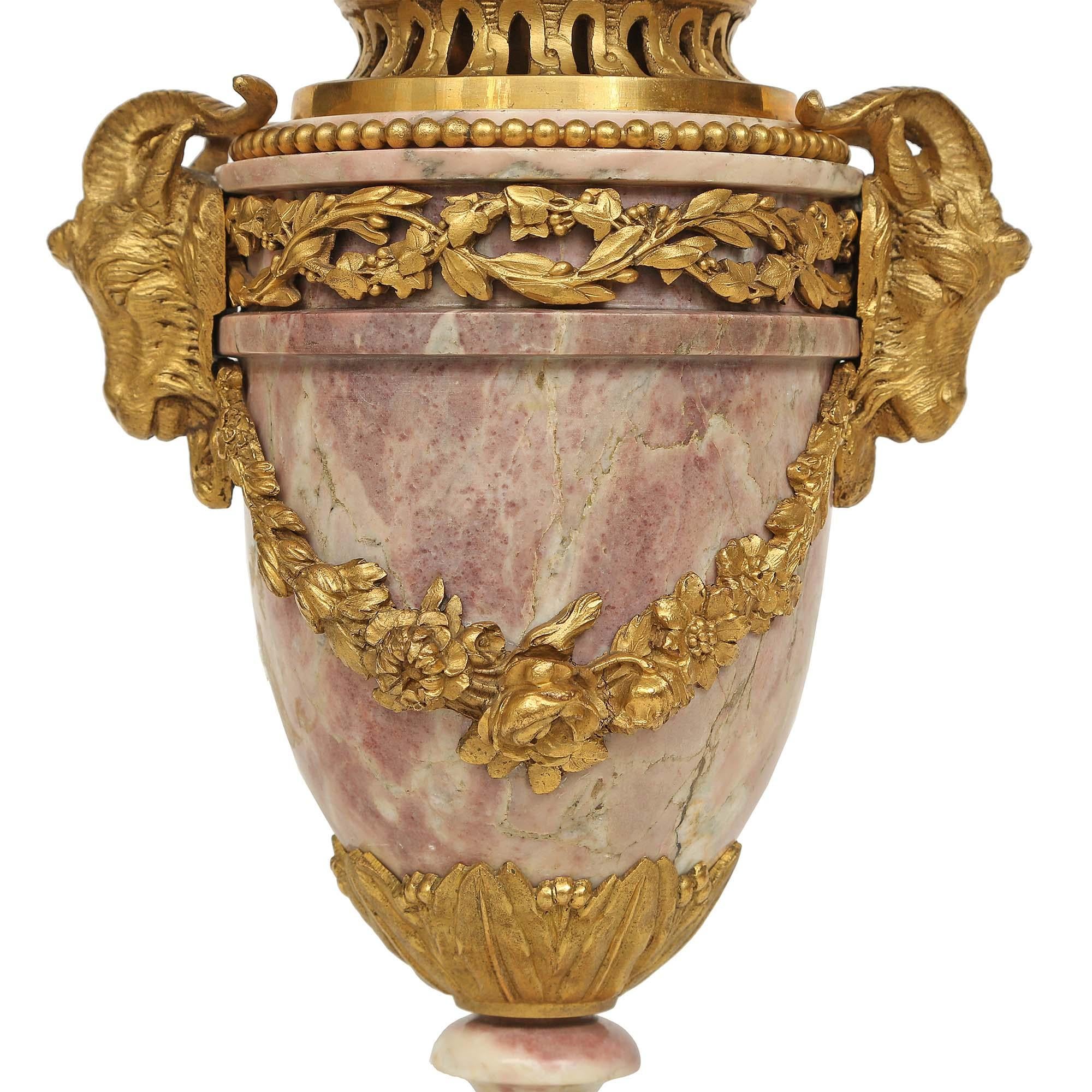 Paar französische Louis XVI St. Bréche Violette-Marmor-Kaskasoletten aus dem 19. Jahrhundert im Angebot 1