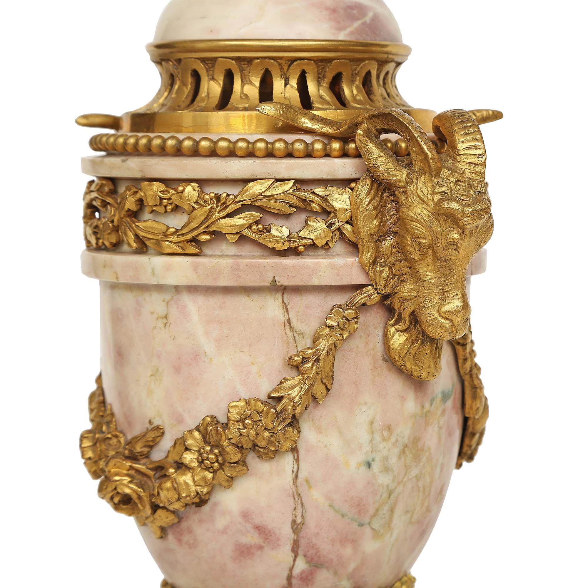 Paar französische Louis XVI St. Bréche Violette-Marmor-Kaskasoletten aus dem 19. Jahrhundert im Angebot 2