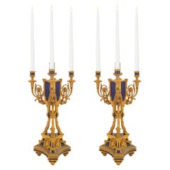 Pareja de candelabros franceses del siglo XIX de ormolu y lapislázuli estilo Luis XVI