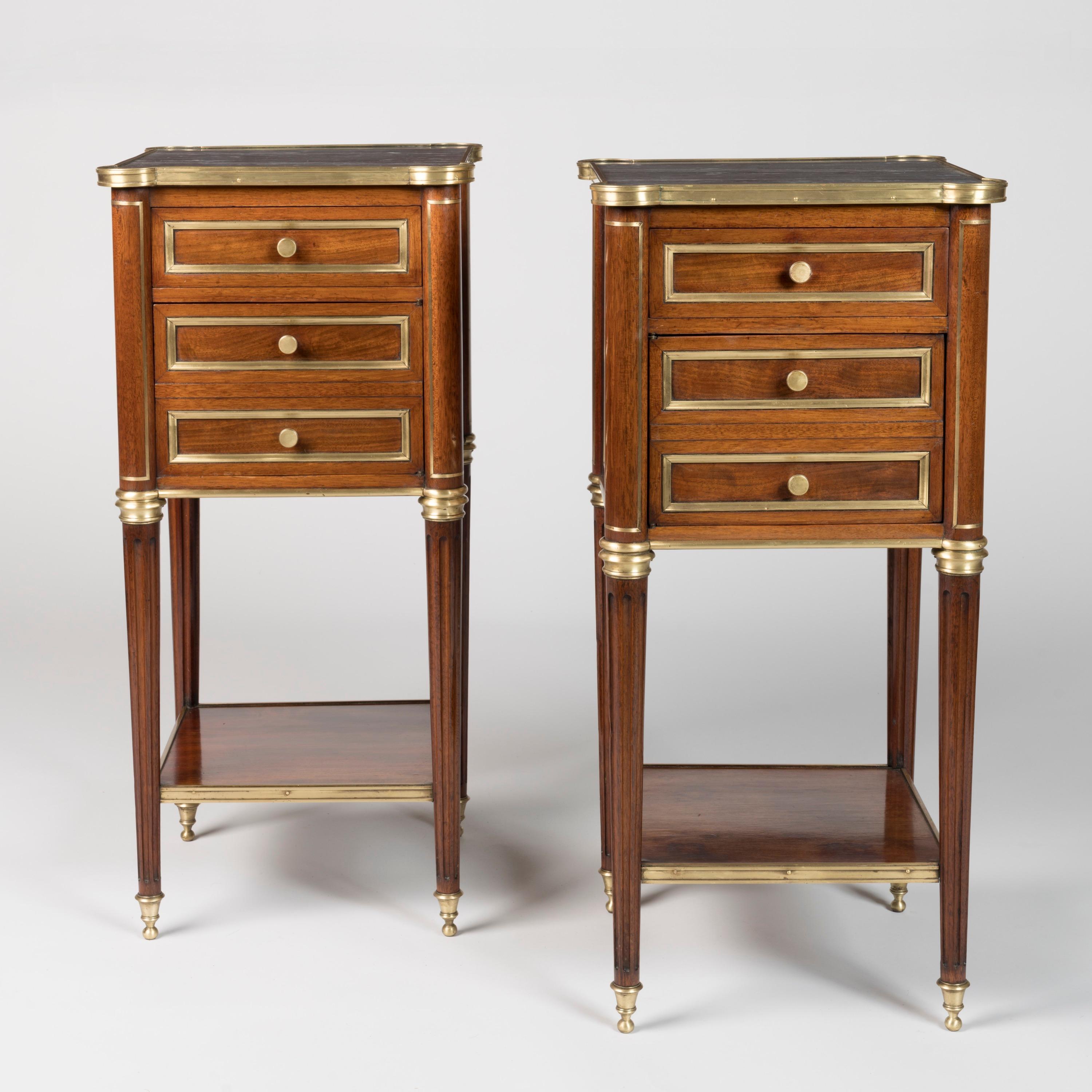 Paire de tables de chevet de style Louis XVI

Surmontées de plateaux en marbre bleu turquin, les deux tables sont en acajou et reposent sur des pieds cannelés effilés avec sabots et chapiteaux en bronze, reliés par un sous-plateau. La partie