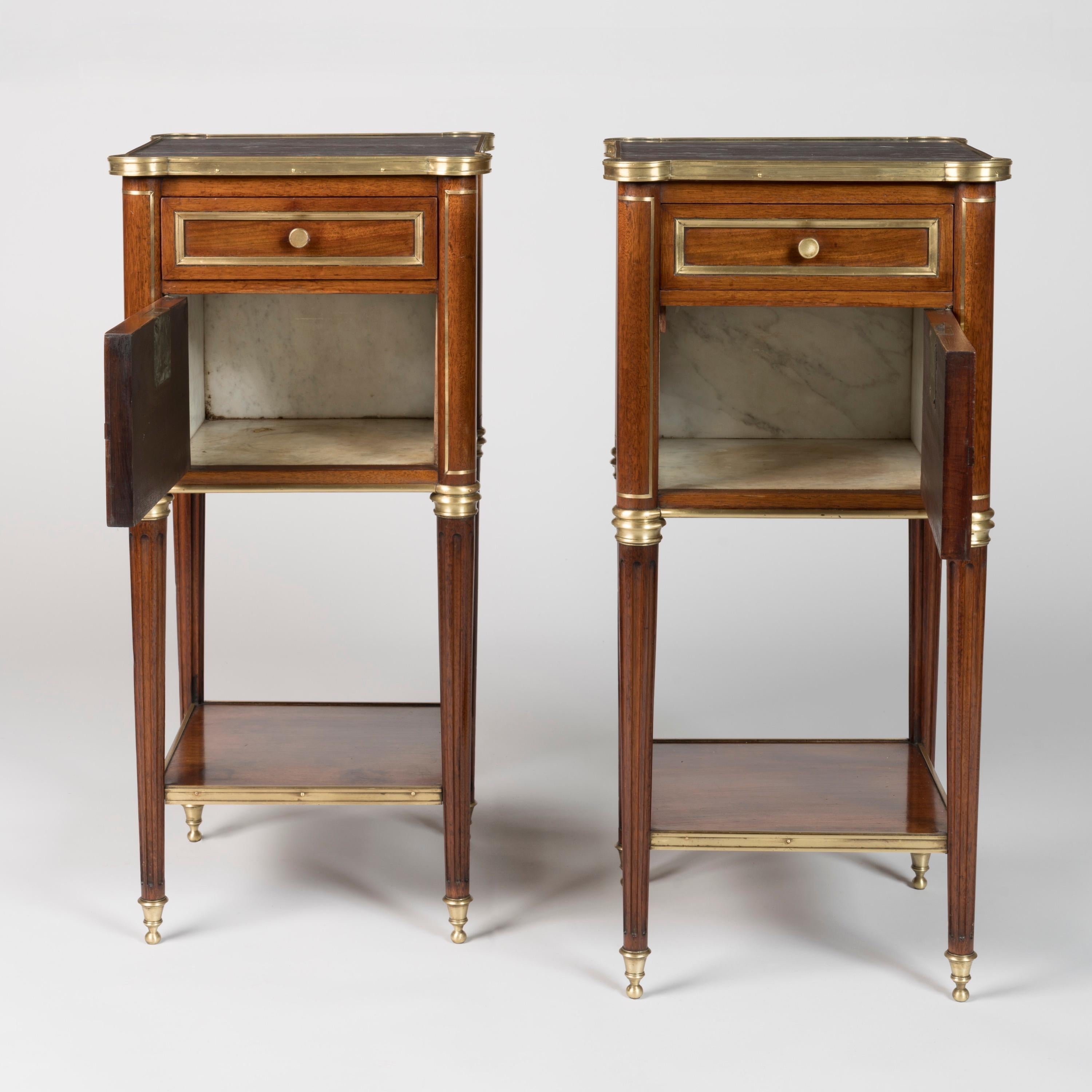 Paire de tables de chevet de style Louis XVI du 19ème siècle avec dessus en marbre Bon état - En vente à London, GB