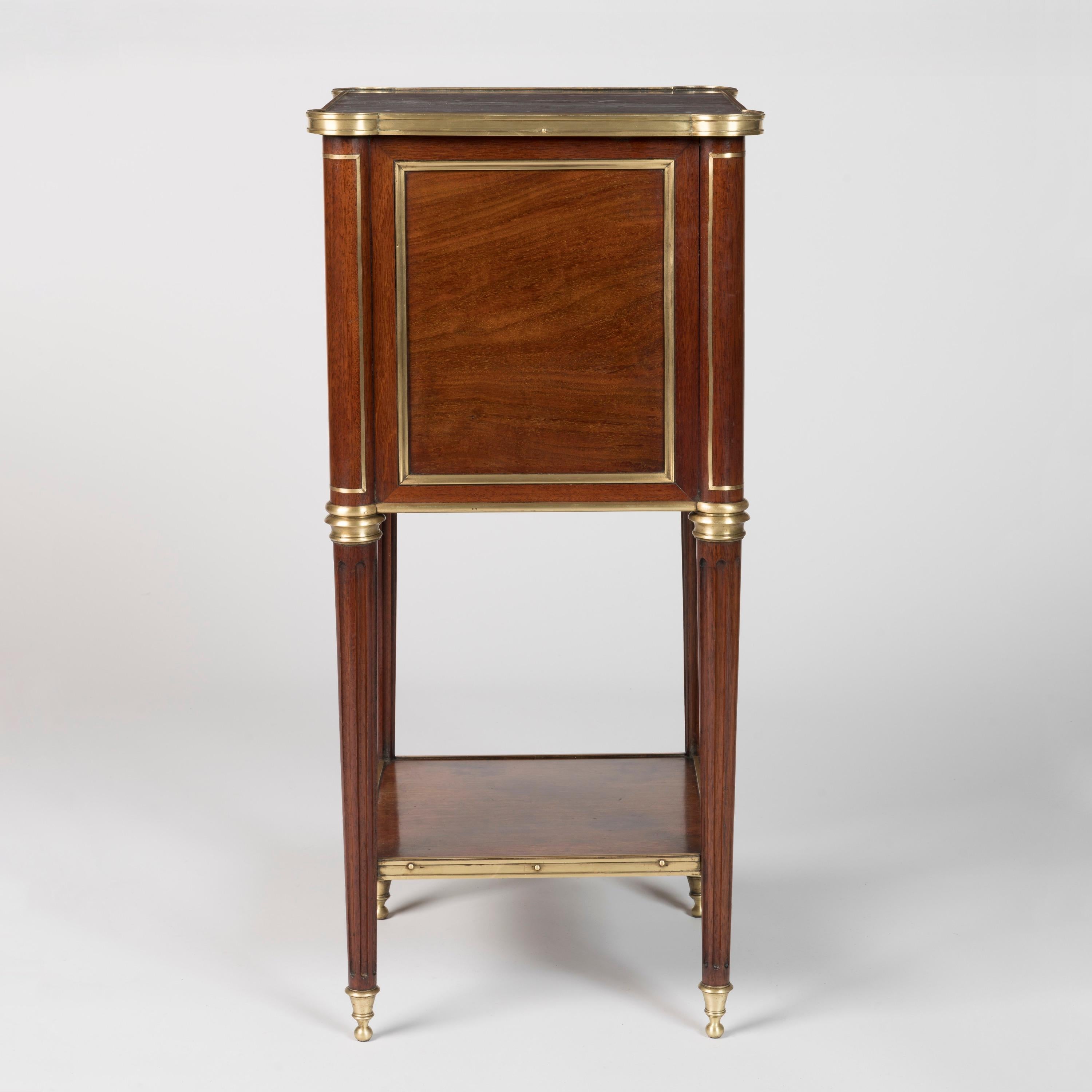 XIXe siècle Paire de tables de chevet de style Louis XVI du 19ème siècle avec dessus en marbre en vente