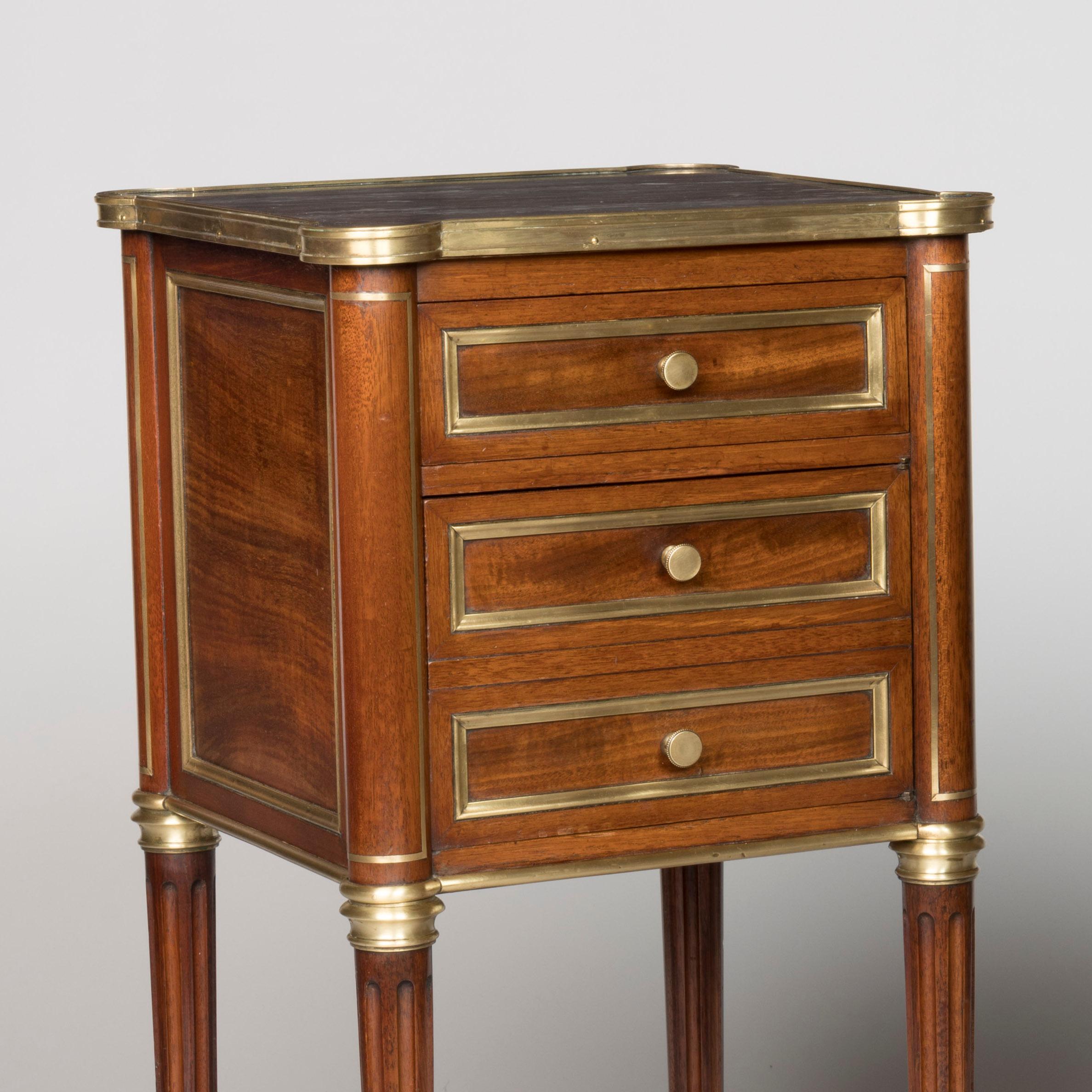 Laiton Paire de tables de chevet de style Louis XVI du 19ème siècle avec dessus en marbre en vente