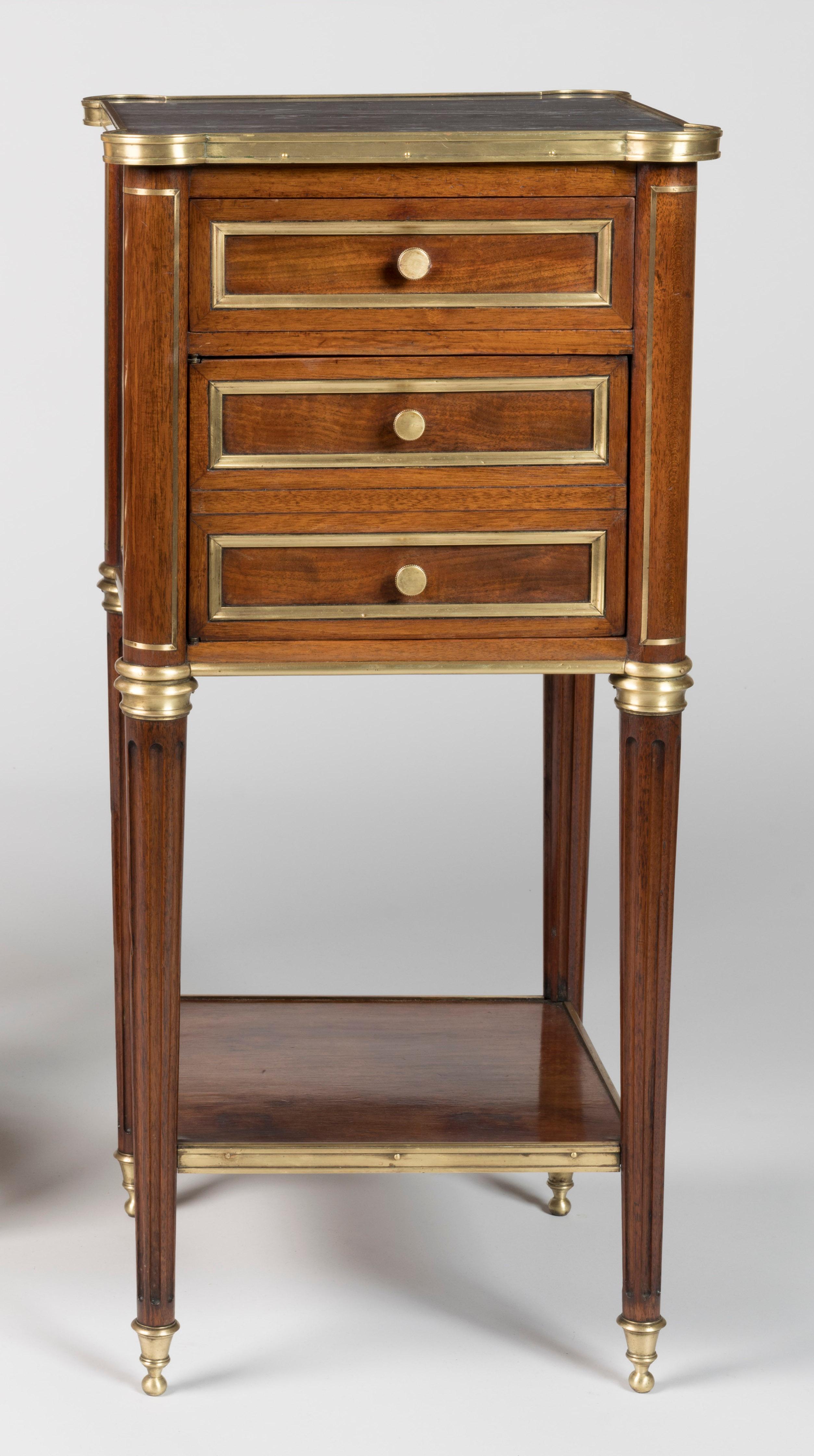 Paire de tables de chevet de style Louis XVI du 19ème siècle avec dessus en marbre en vente 1