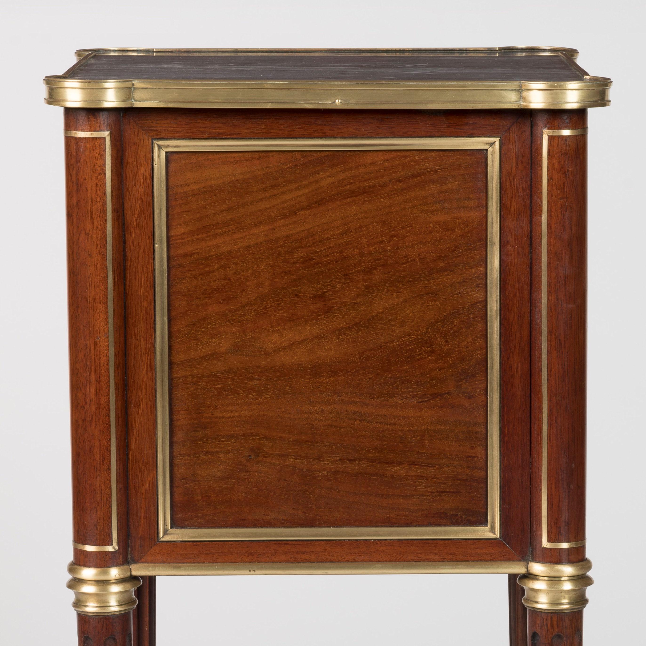 Paire de tables de chevet de style Louis XVI du 19ème siècle avec dessus en marbre en vente 2