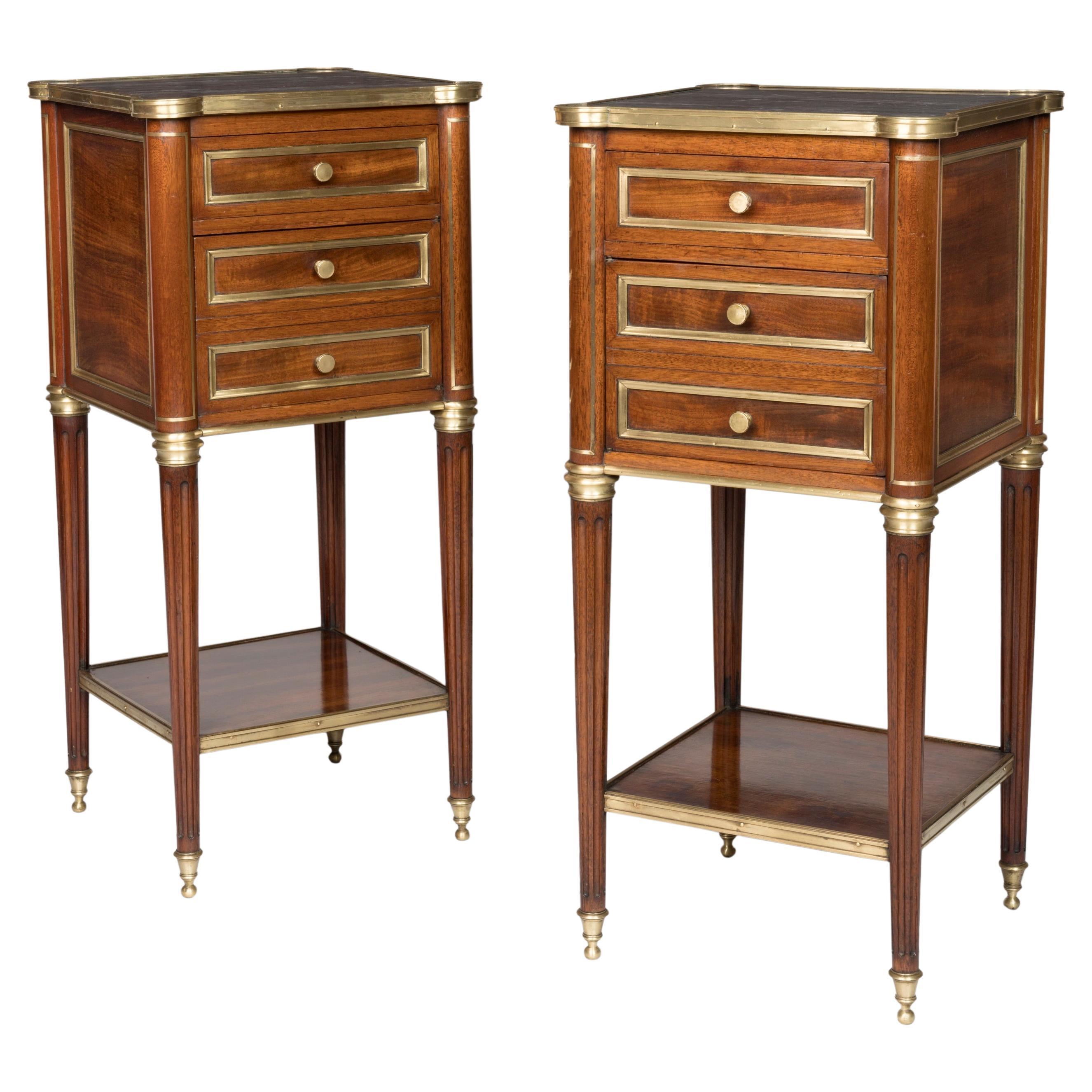 Paire de tables de chevet de style Louis XVI du 19ème siècle avec dessus en marbre en vente