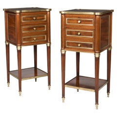 Paire de tables de chevet de style Louis XVI du 19ème siècle avec dessus en marbre