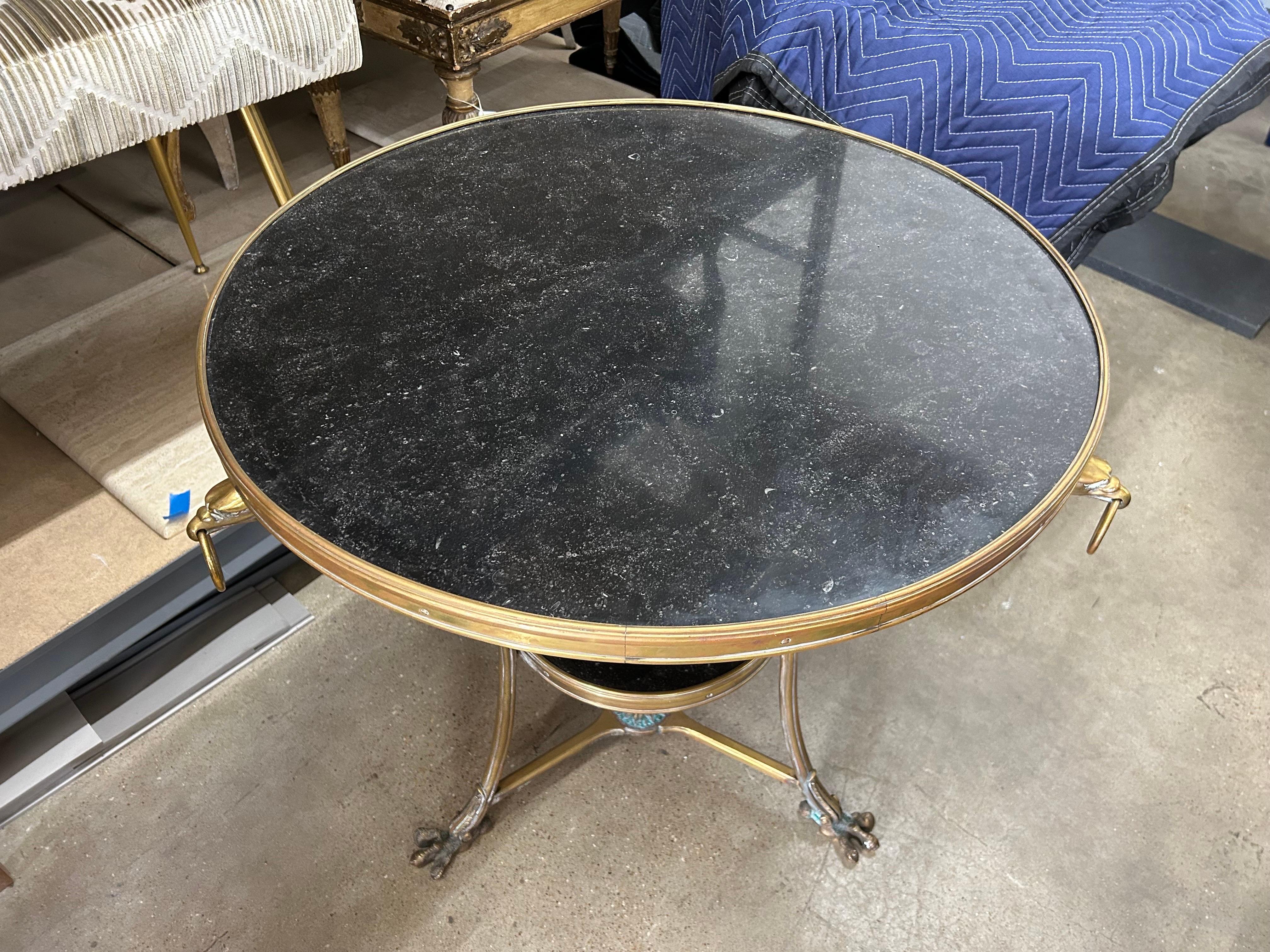 Paar französische Bronze- und Marmortische im Louis-XVI.-Stil des 19. Jahrhunderts im Angebot 7