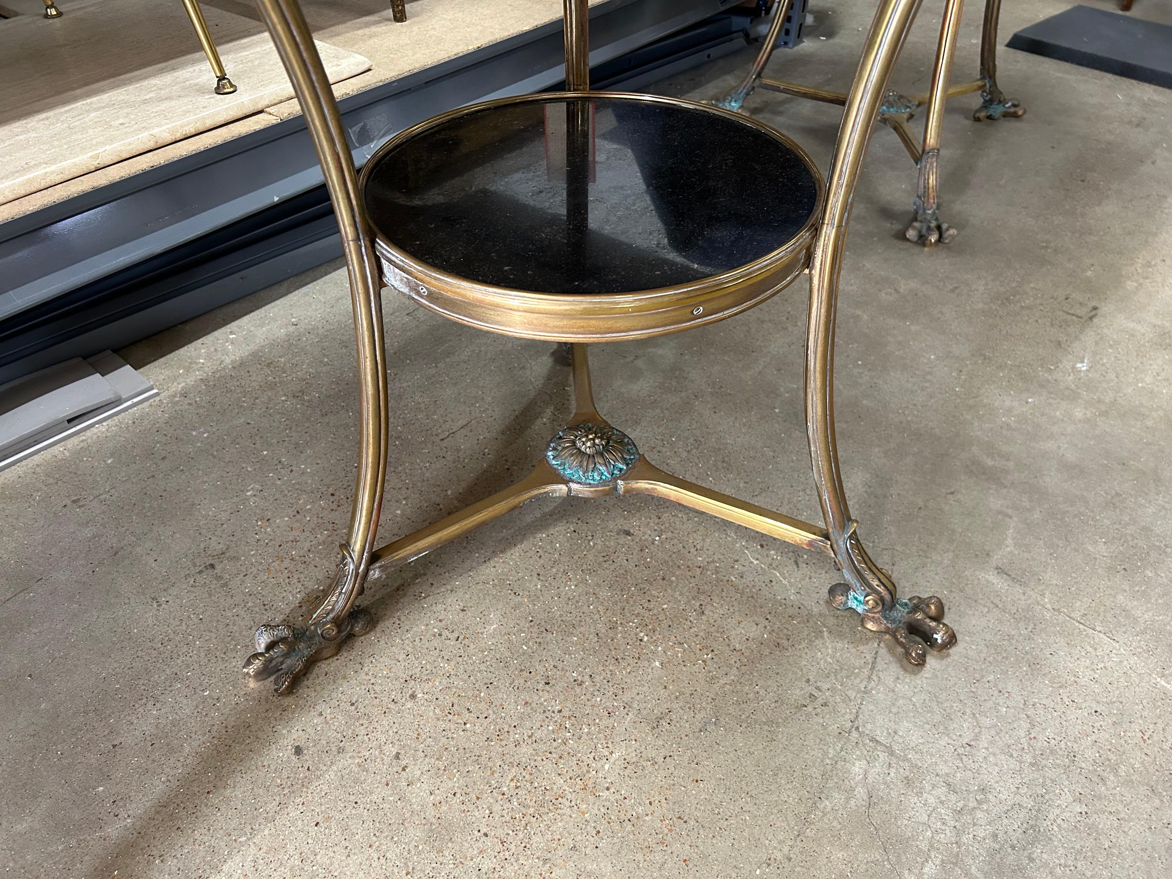 Paar französische Bronze- und Marmortische im Louis-XVI.-Stil des 19. Jahrhunderts im Angebot 8