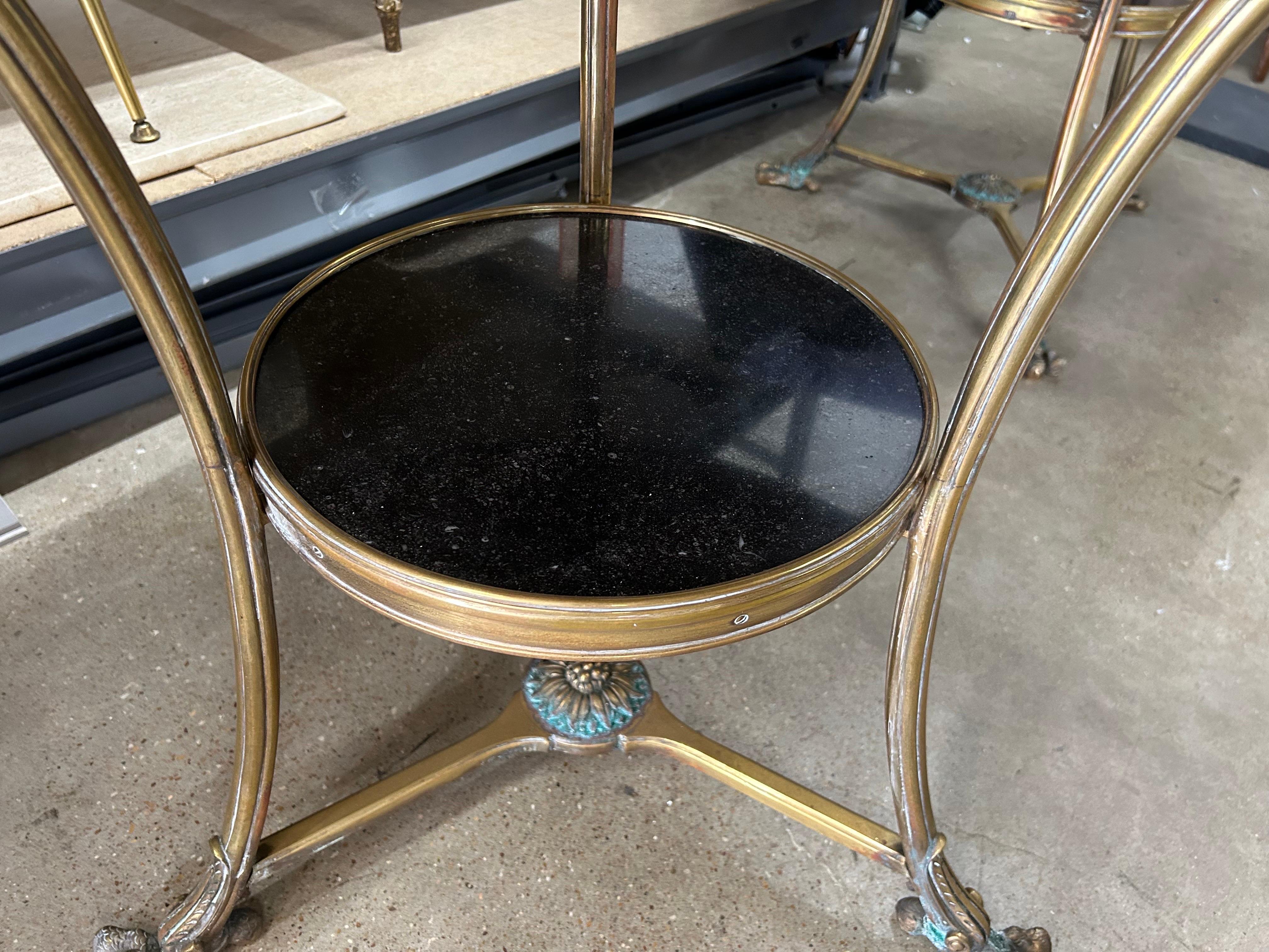 Paar französische Bronze- und Marmortische im Louis-XVI.-Stil des 19. Jahrhunderts im Angebot 9