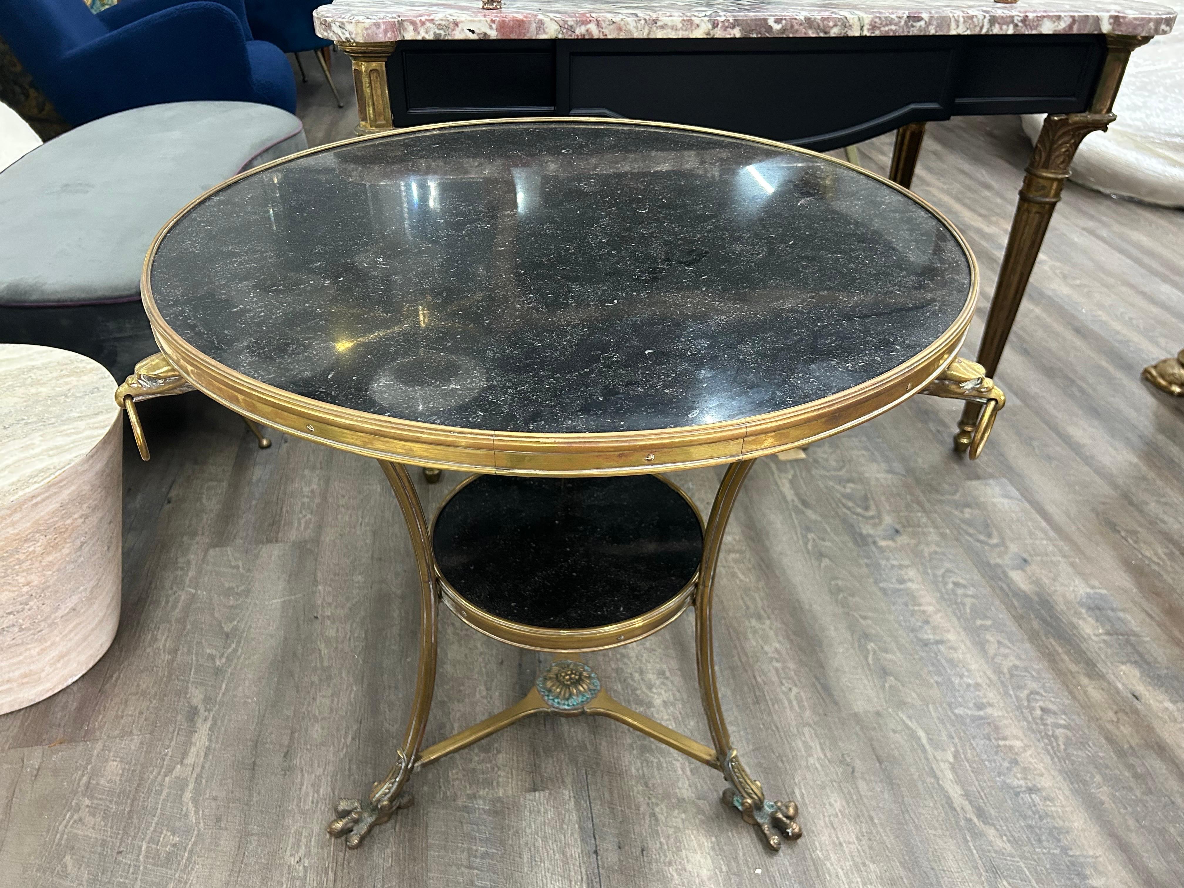 Paar französische Bronze- und Marmortische im Louis-XVI-Stil aus dem 19.
Dieses prächtige Paar französischer Bronze- und Marmortische im Louis-XVI-Stil hat jeweils wunderschön detaillierte Adlerköpfe, Krallenfüße und zweistufige Platten aus