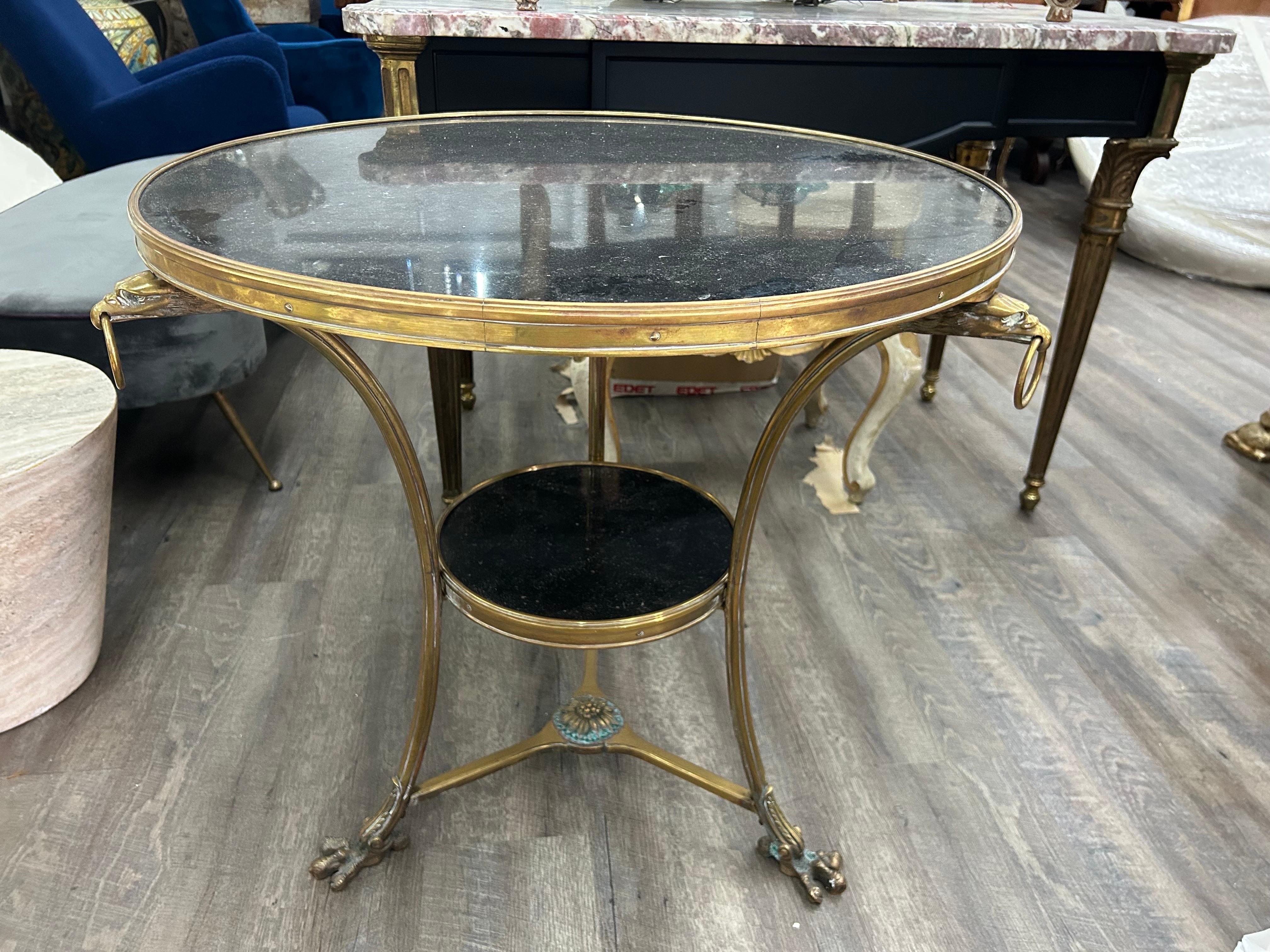 Paar französische Bronze- und Marmortische im Louis-XVI.-Stil des 19. Jahrhunderts (Louis XVI.) im Angebot