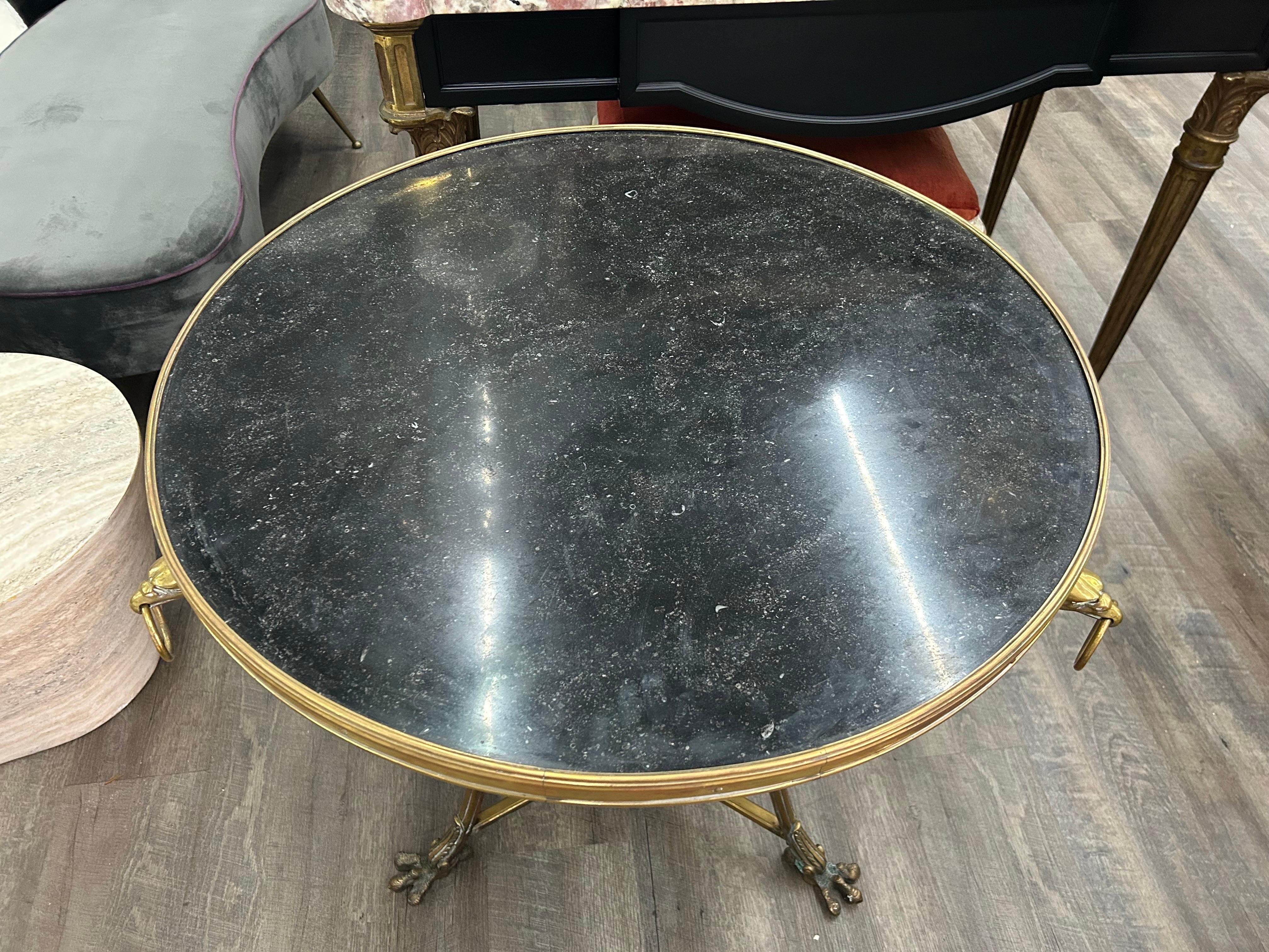 Paar französische Bronze- und Marmortische im Louis-XVI.-Stil des 19. Jahrhunderts (Französisch) im Angebot