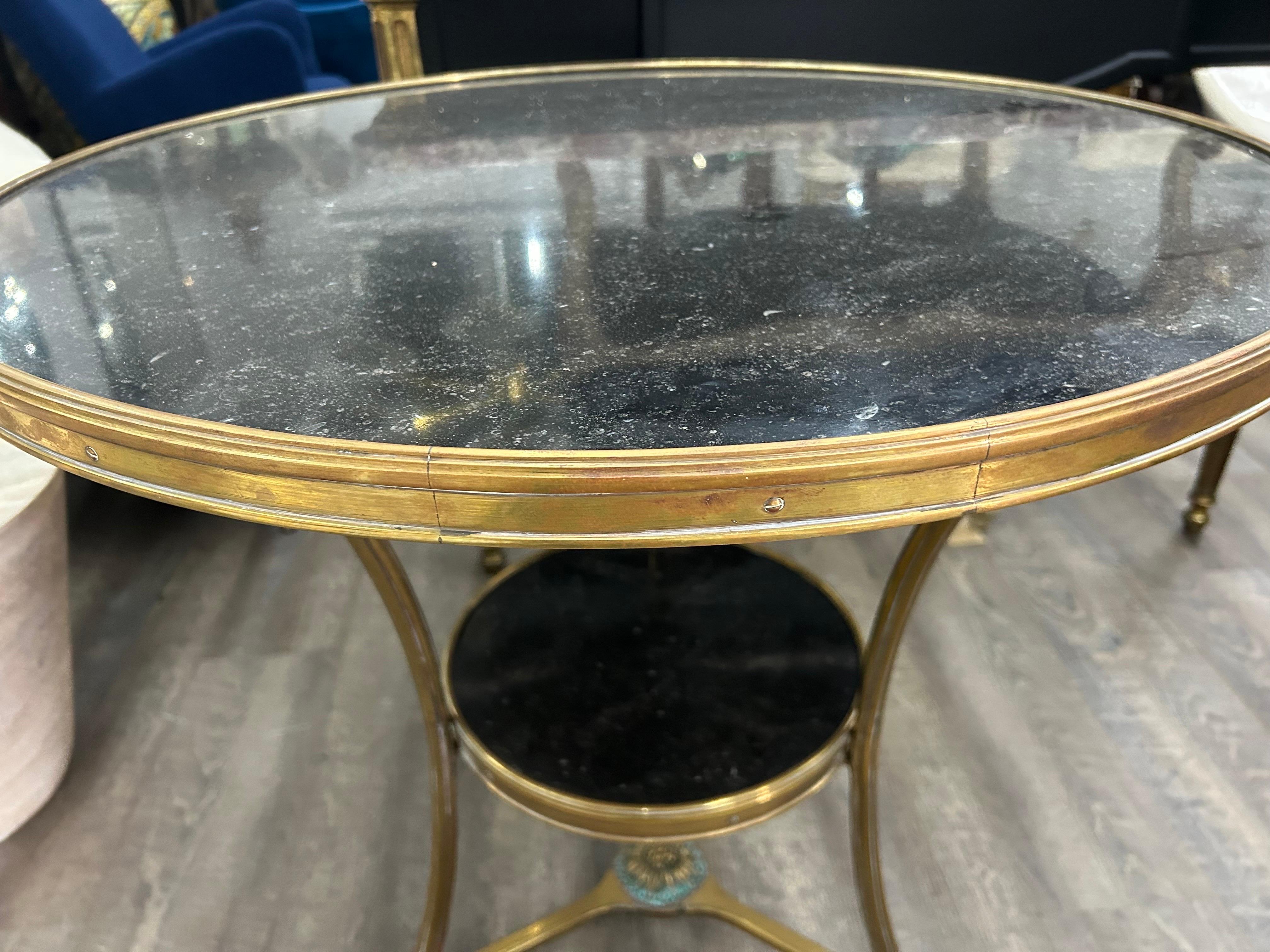 Paar französische Bronze- und Marmortische im Louis-XVI.-Stil des 19. Jahrhunderts im Zustand „Gut“ im Angebot in Houston, TX