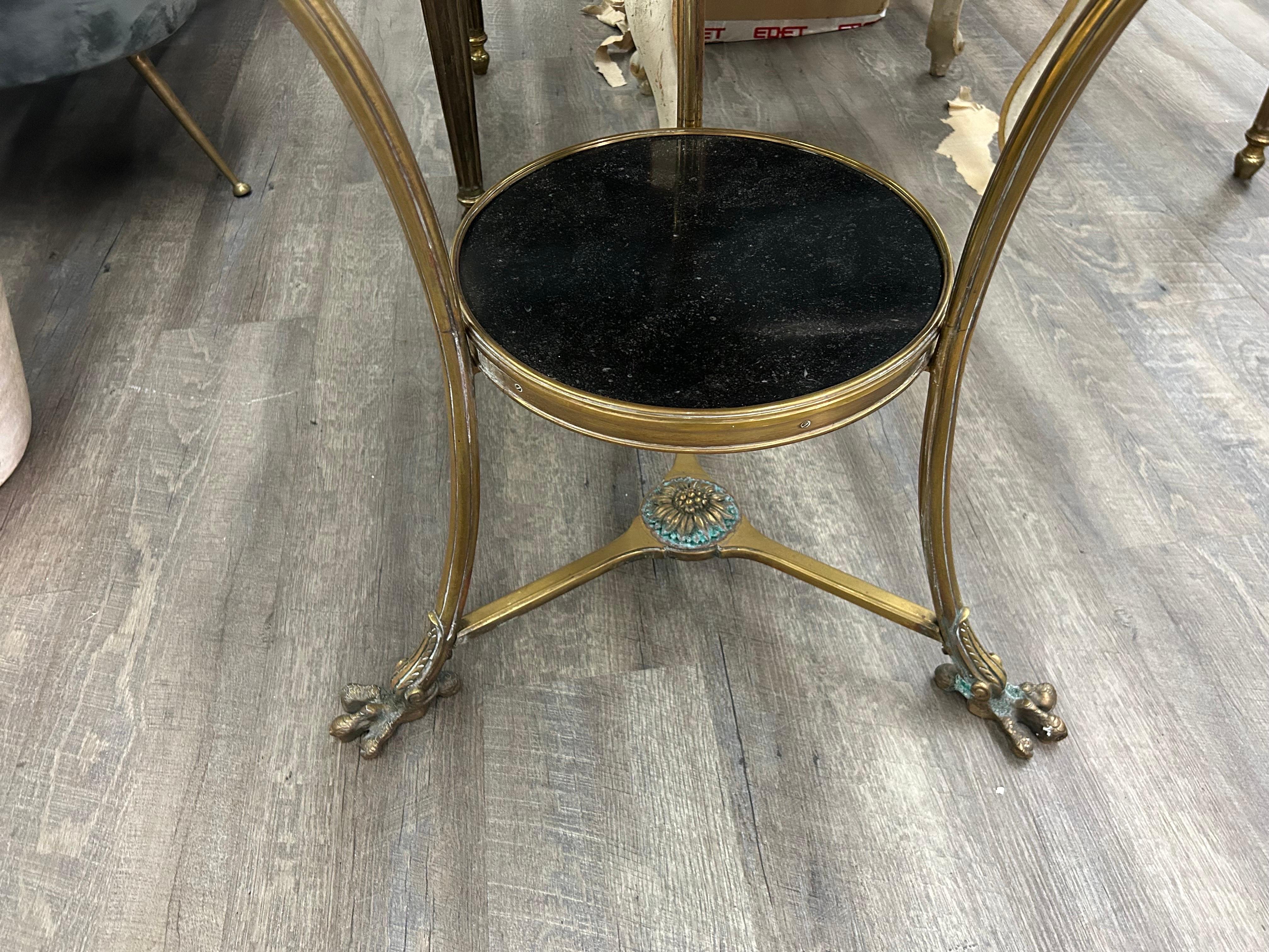 Paar französische Bronze- und Marmortische im Louis-XVI.-Stil des 19. Jahrhunderts im Angebot 1