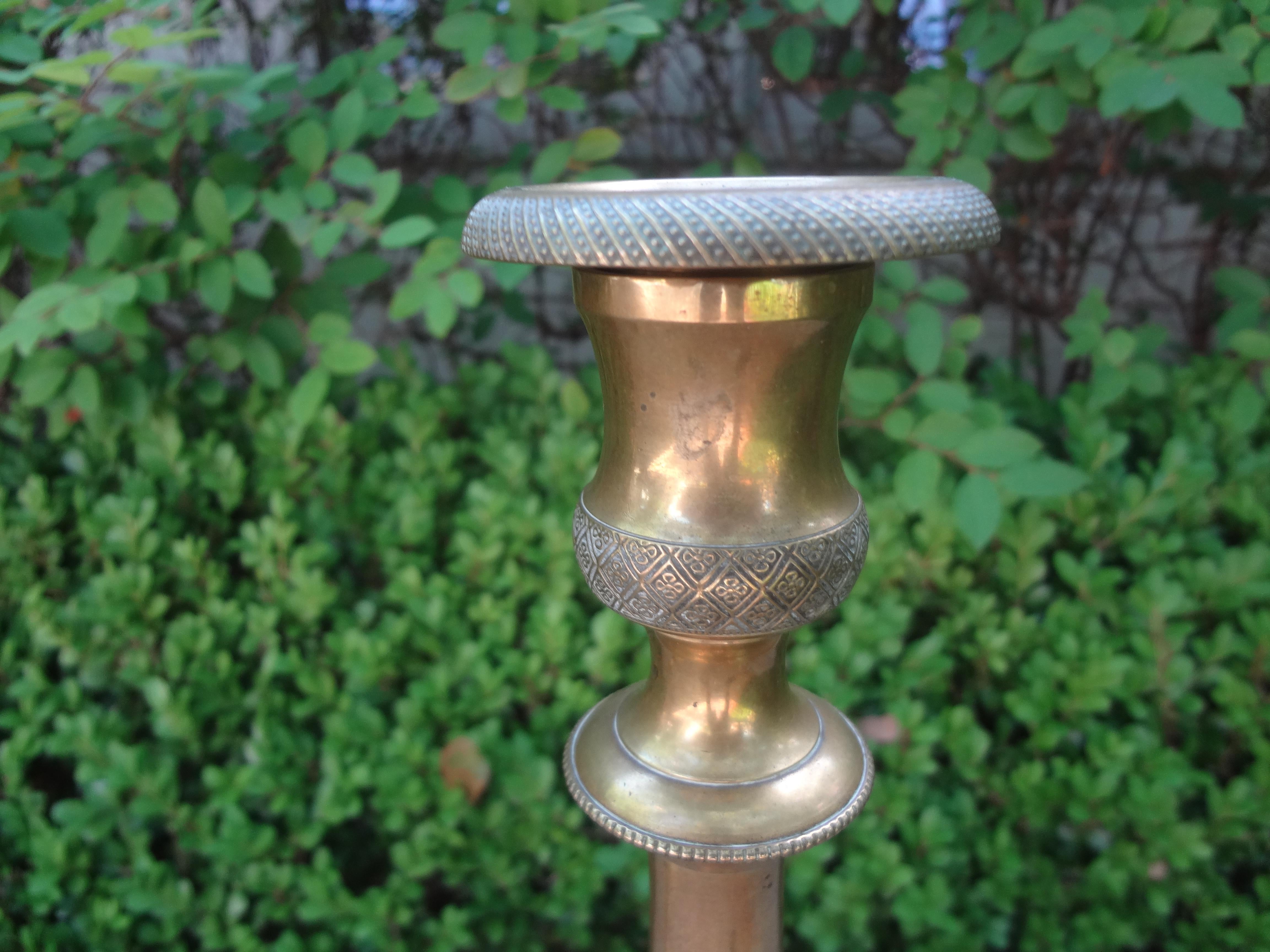 Coppia di candelieri francesi in bronzo in stile Luigi XVI del XIX secolo in vendita 1